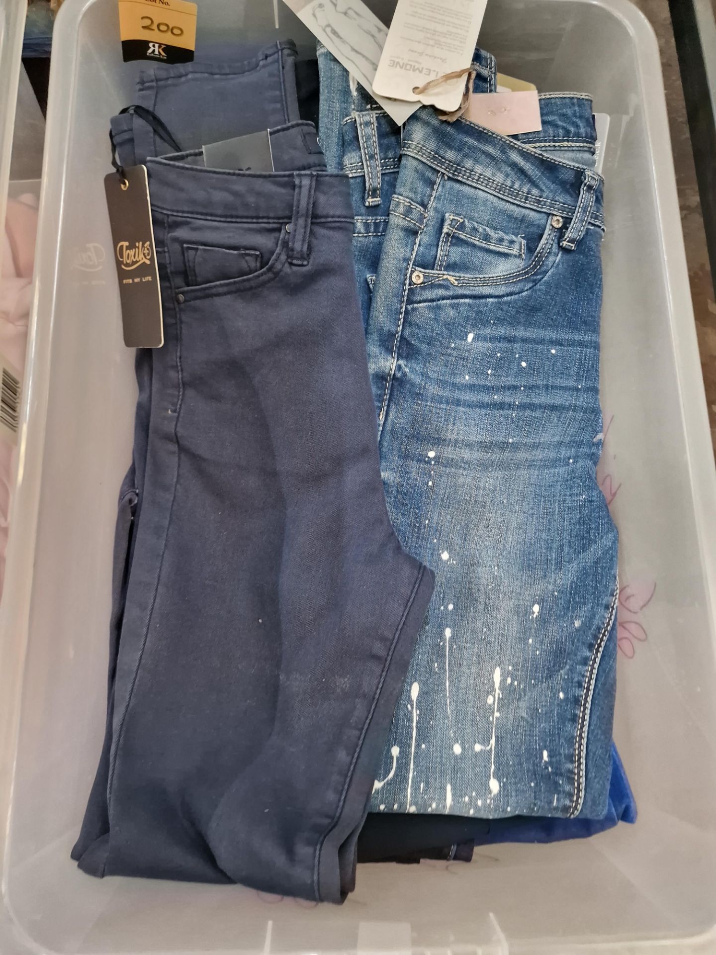 16 pairs of assorted jeans