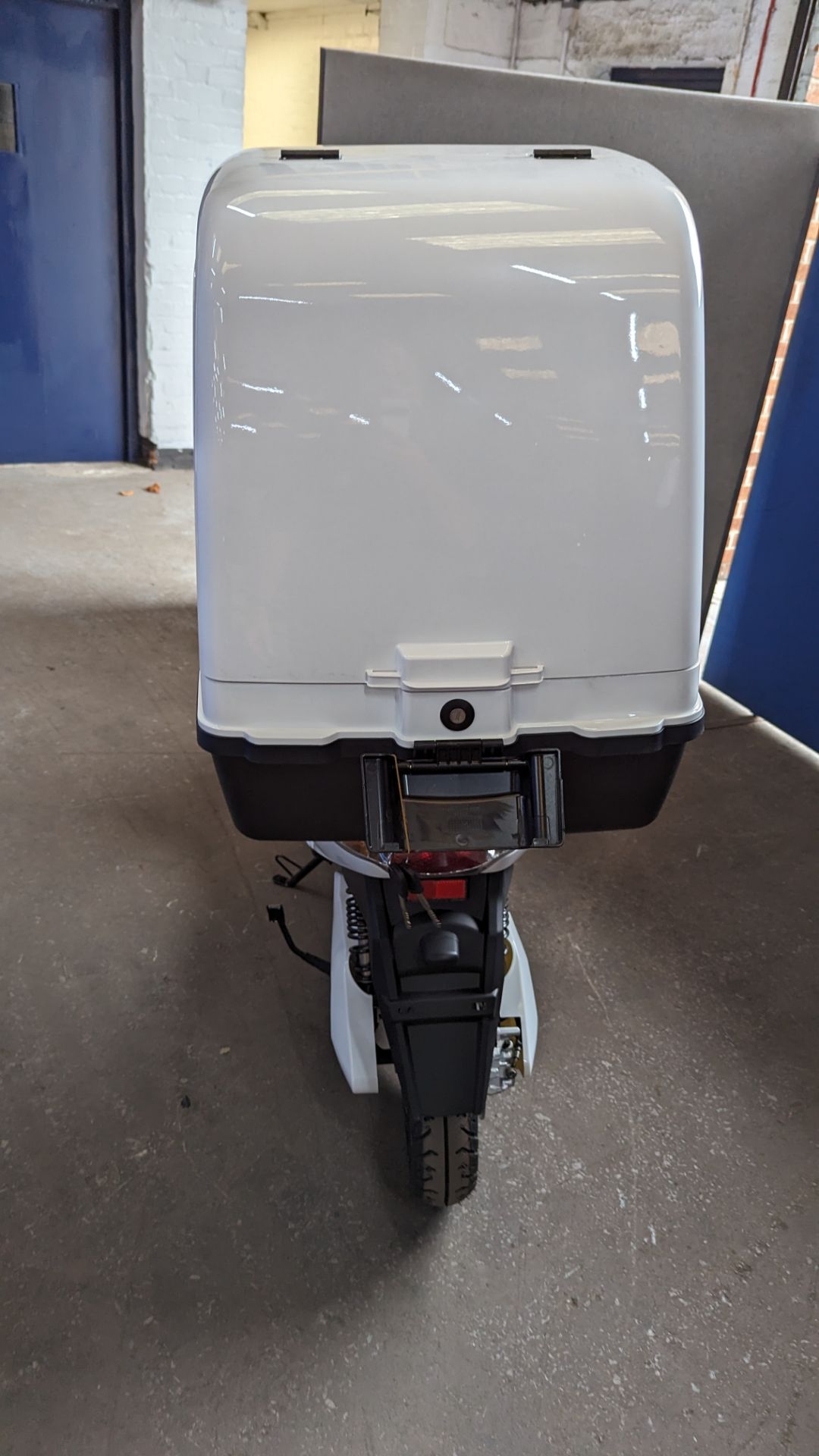 Model 30 Cargo electric delivery scooter: 3000w curved magnet brushless hub motor, CATL 72V 52Ah re - Image 16 of 28