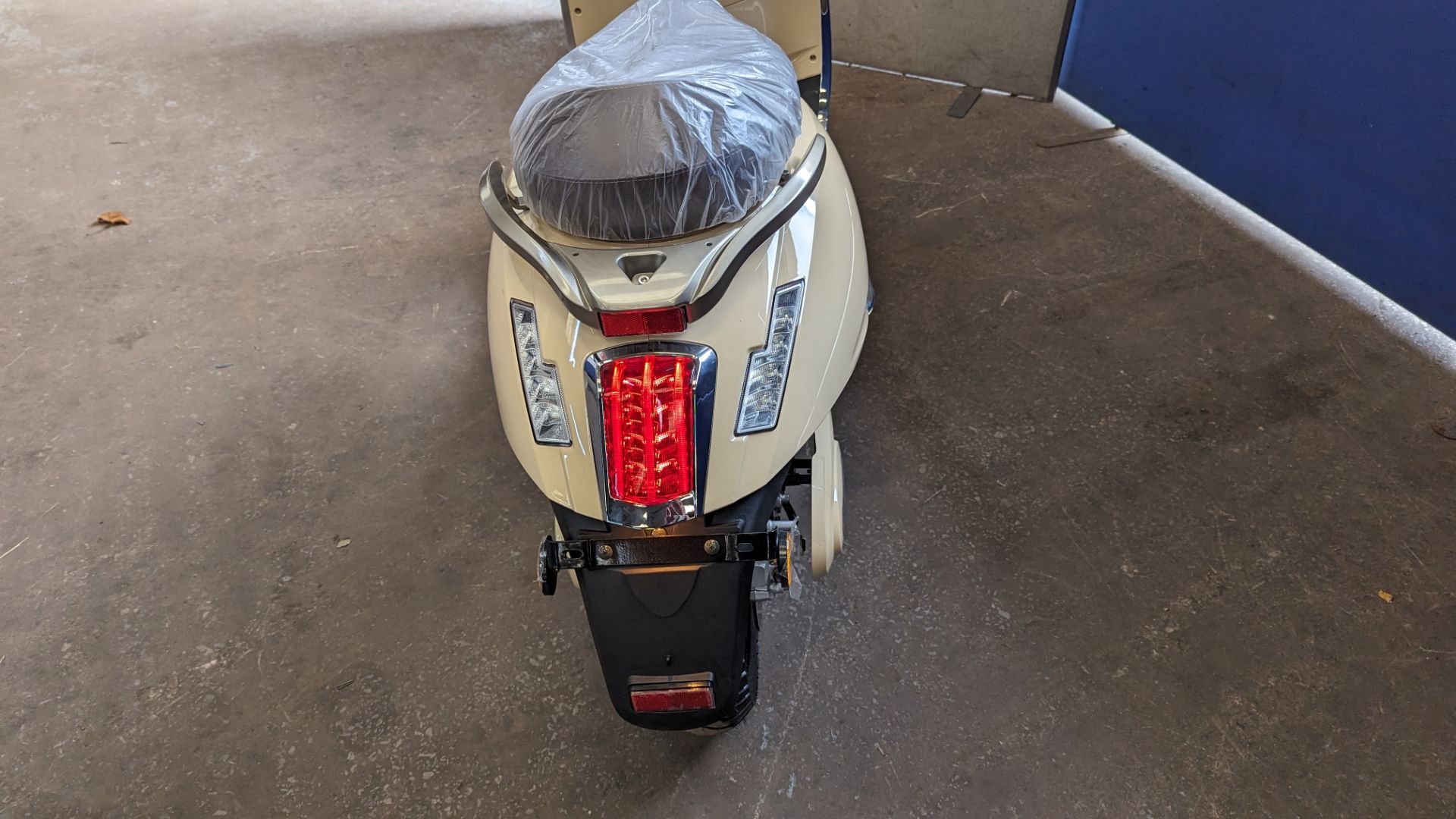 Model 30 Roma electric moped: 2000w brushless DC hub motor, CATL 48V 50Ah removable lithium battery - Image 5 of 21