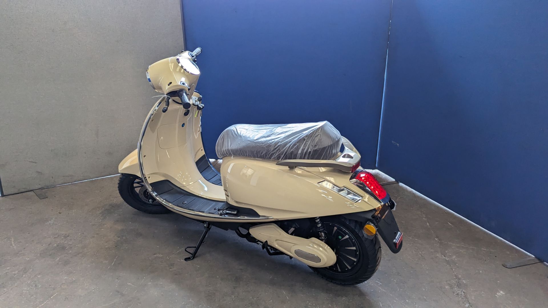 Model 30 Roma electric moped: 2000w brushless DC hub motor, CATL 48V 50Ah removable lithium battery - Image 17 of 21