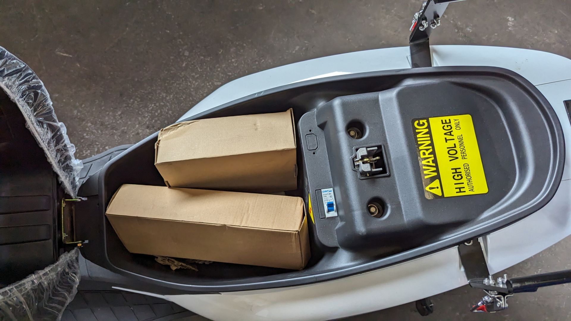 Model 30 Cargo electric delivery scooter: 3000w curved magnet brushless hub motor, CATL 72V 52Ah re - Image 22 of 27