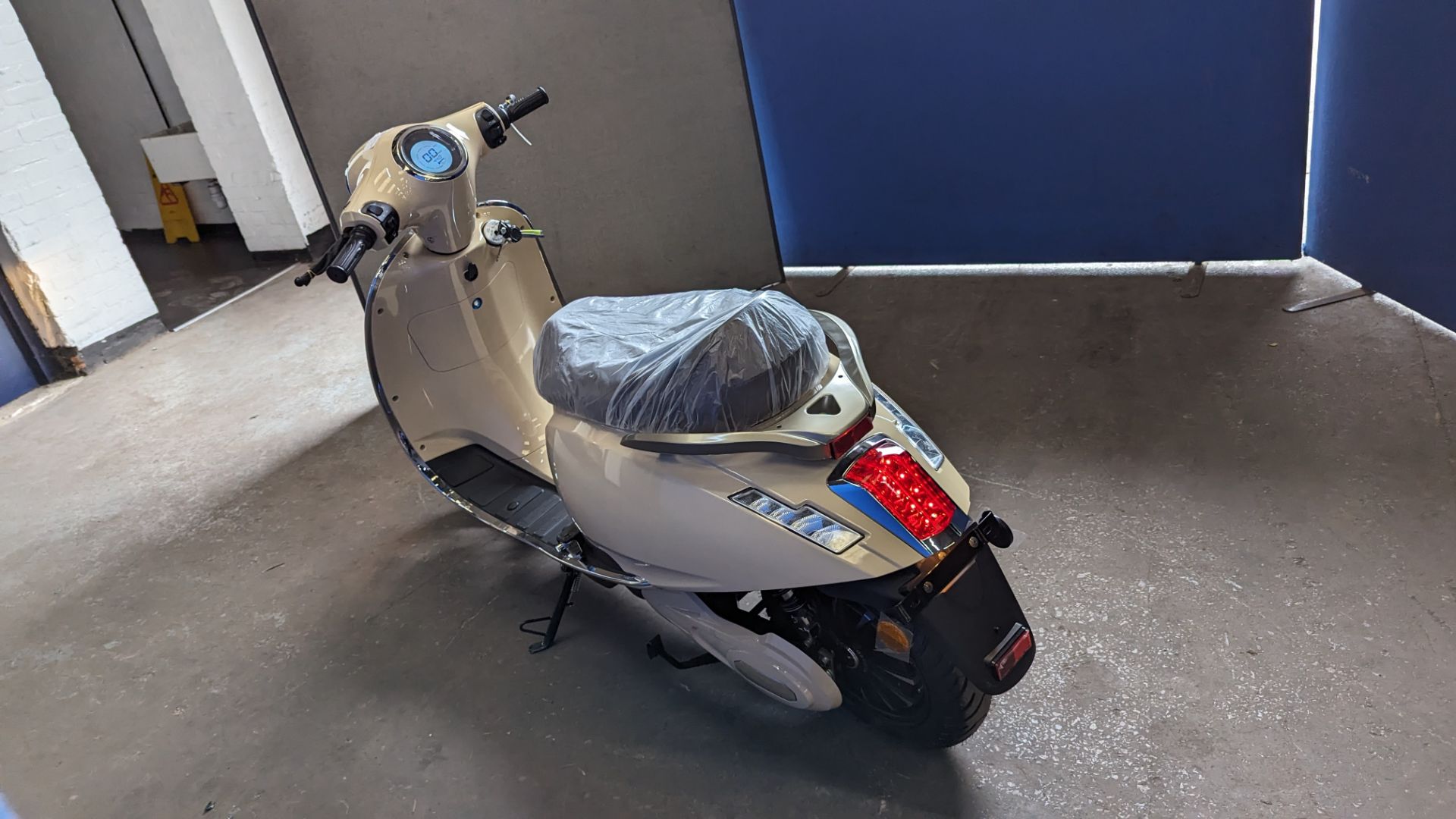 Model 30 Roma electric moped: 2000w brushless DC hub motor, CATL 48V 50Ah removable lithium battery - Image 2 of 24