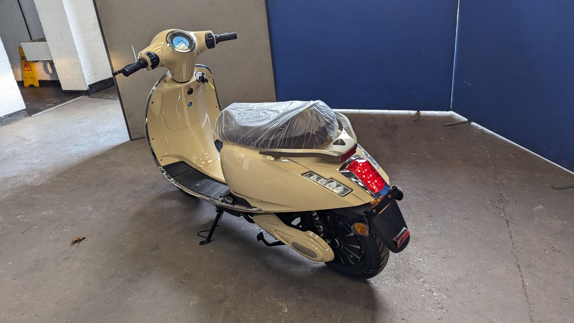 Model 30 Roma electric moped: 2000w brushless DC hub motor, CATL 48V 50Ah removable lithium battery - Image 3 of 22