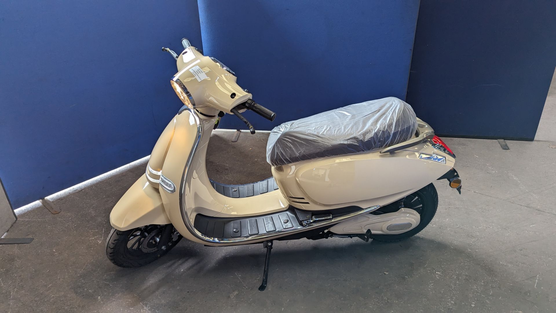 Model 30 Roma electric moped: 2000w brushless DC hub motor, CATL 48V 50Ah removable lithium battery