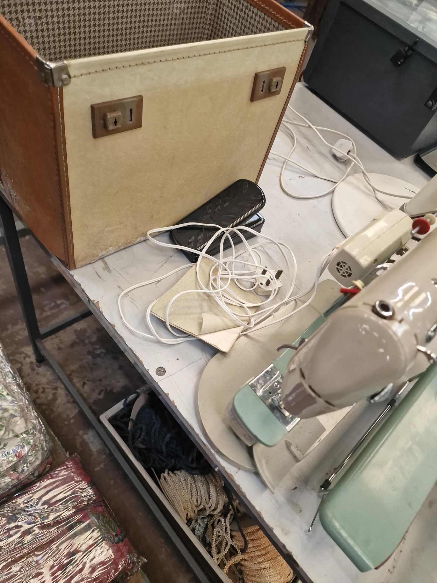 Pinnock sewing machine including foot pedal and carry case - Image 4 of 6
