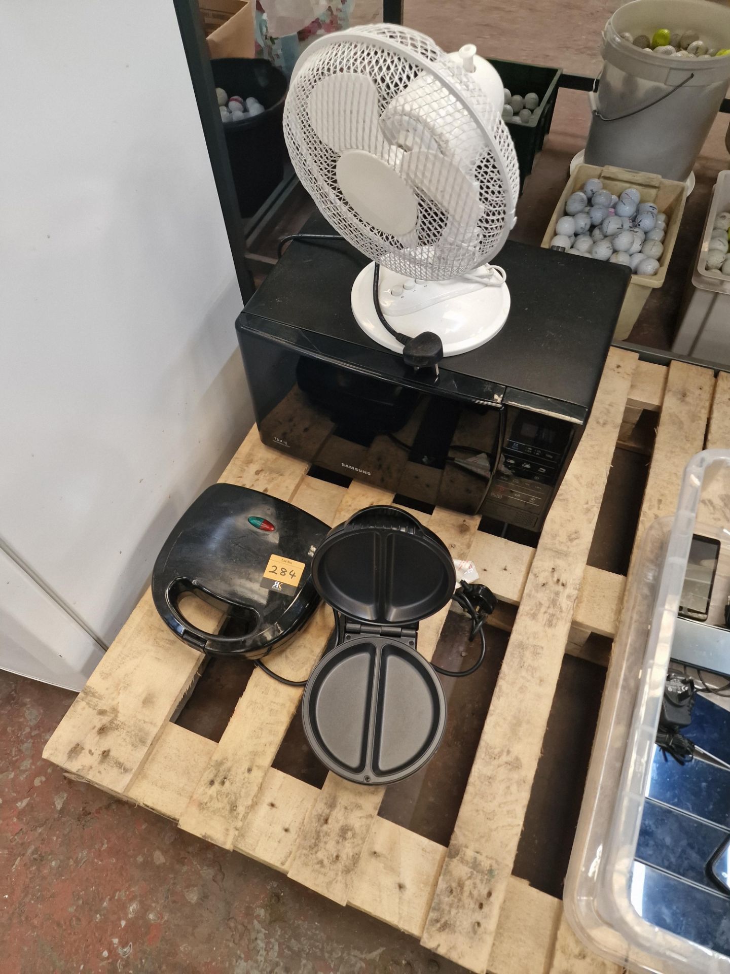 Domestic appliance lot: toastie, omelette maker, microwave oven, desk fan