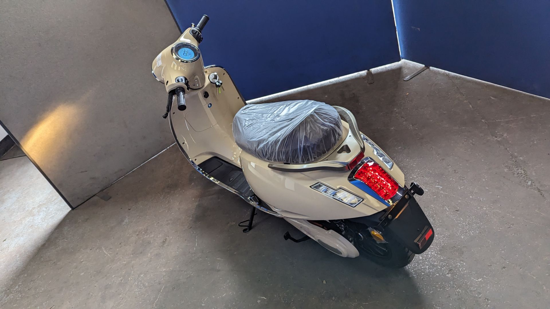 Model 30 Roma electric moped: 2000w brushless DC hub motor, CATL 48V 50Ah removable lithium battery - Image 2 of 24