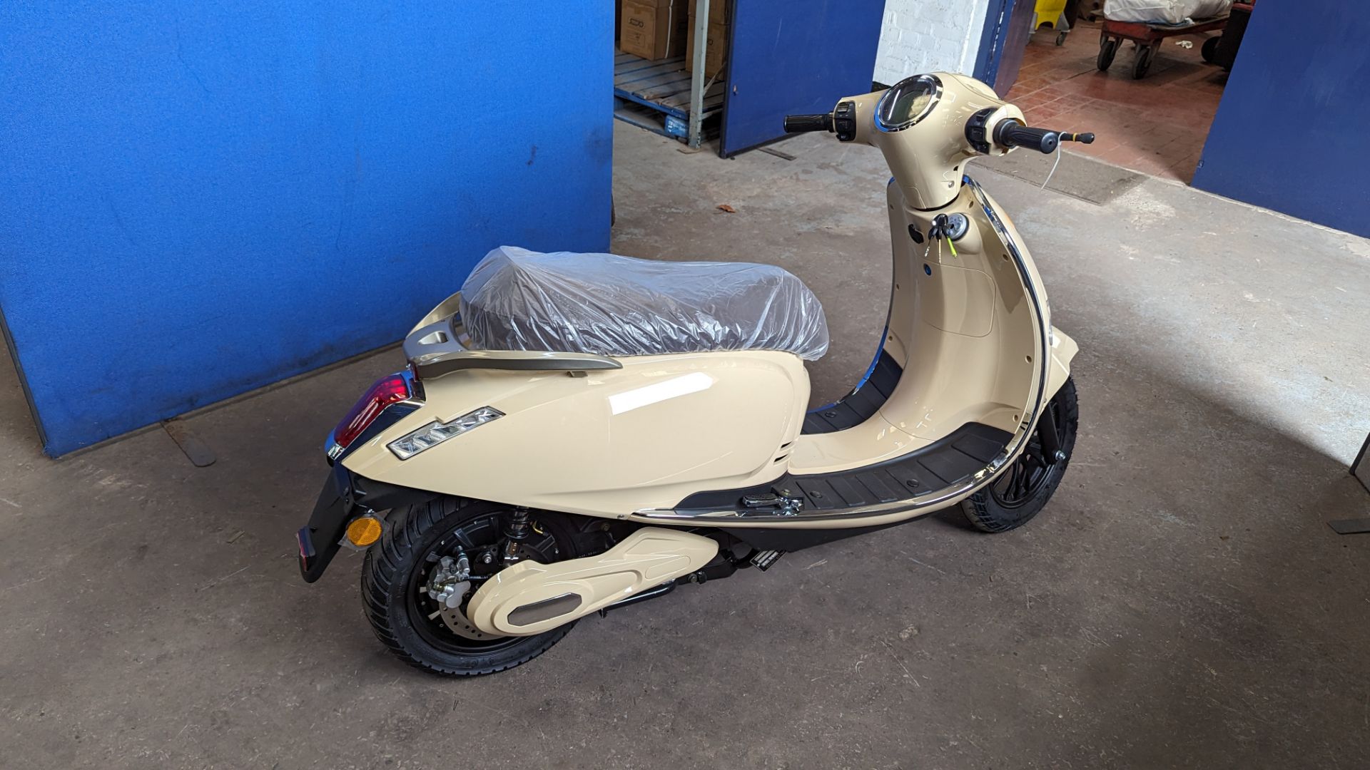 Model 30 Roma electric moped: 2000w brushless DC hub motor, CATL 48V 50Ah removable lithium battery - Image 23 of 24
