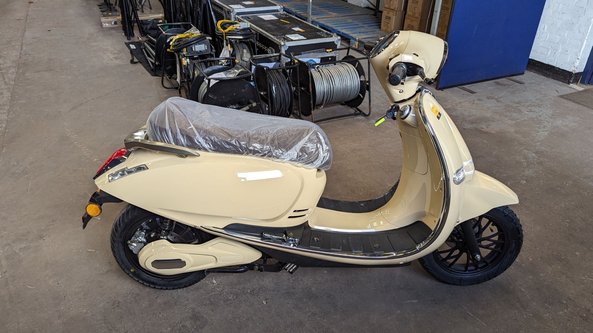 Model 30 Roma electric moped: 2000w brushless DC hub motor, CATL 48V 50Ah removable lithium battery - Image 4 of 22