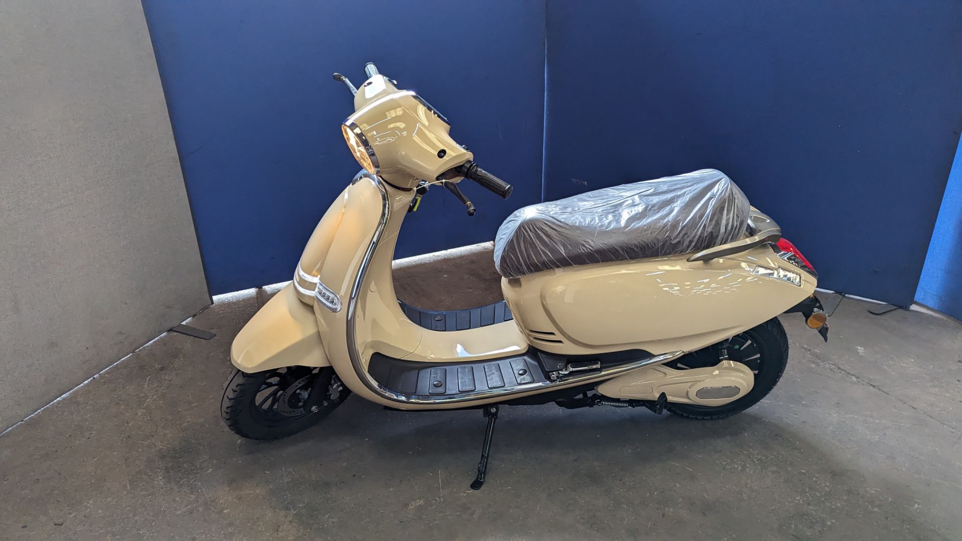 Model 30 Roma electric moped: 2000w brushless DC hub motor, CATL 48V 50Ah removable lithium battery - Image 16 of 21