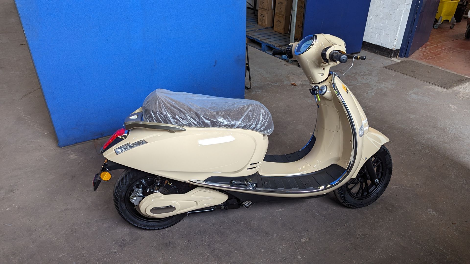 Model 30 Roma electric moped: 2000w brushless DC hub motor, CATL 48V 50Ah removable lithium battery - Image 3 of 24