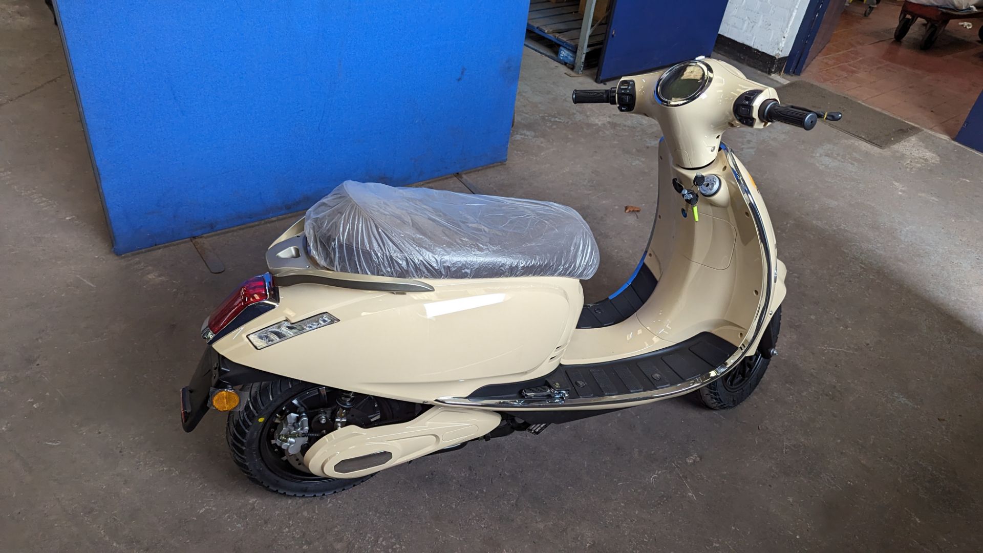 Model 30 Roma electric moped: 2000w brushless DC hub motor, CATL 48V 50Ah removable lithium battery - Image 21 of 22