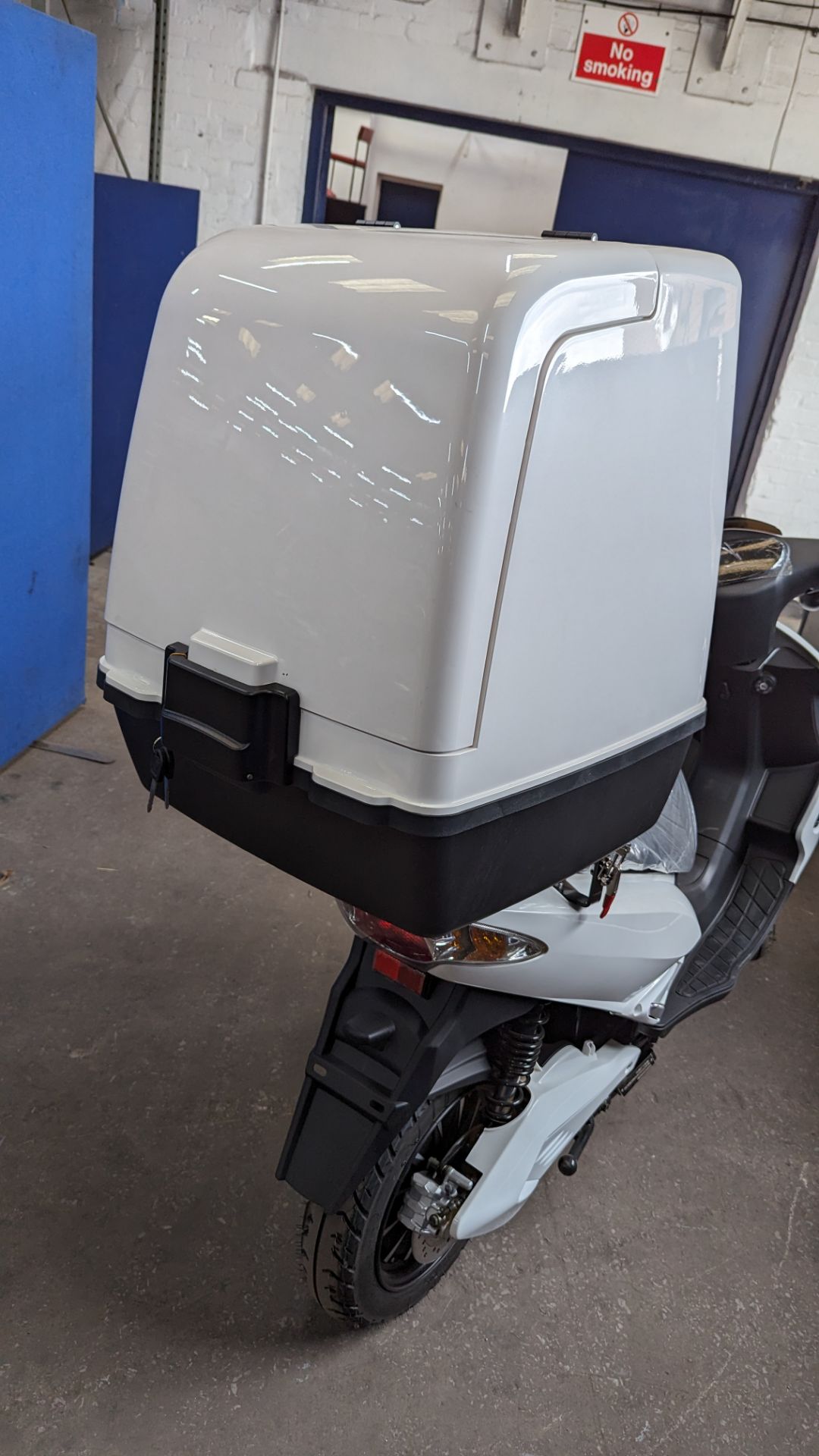 Model 30 Cargo electric delivery scooter: 3000w curved magnet brushless hub motor, CATL 72V 52Ah re - Image 11 of 28