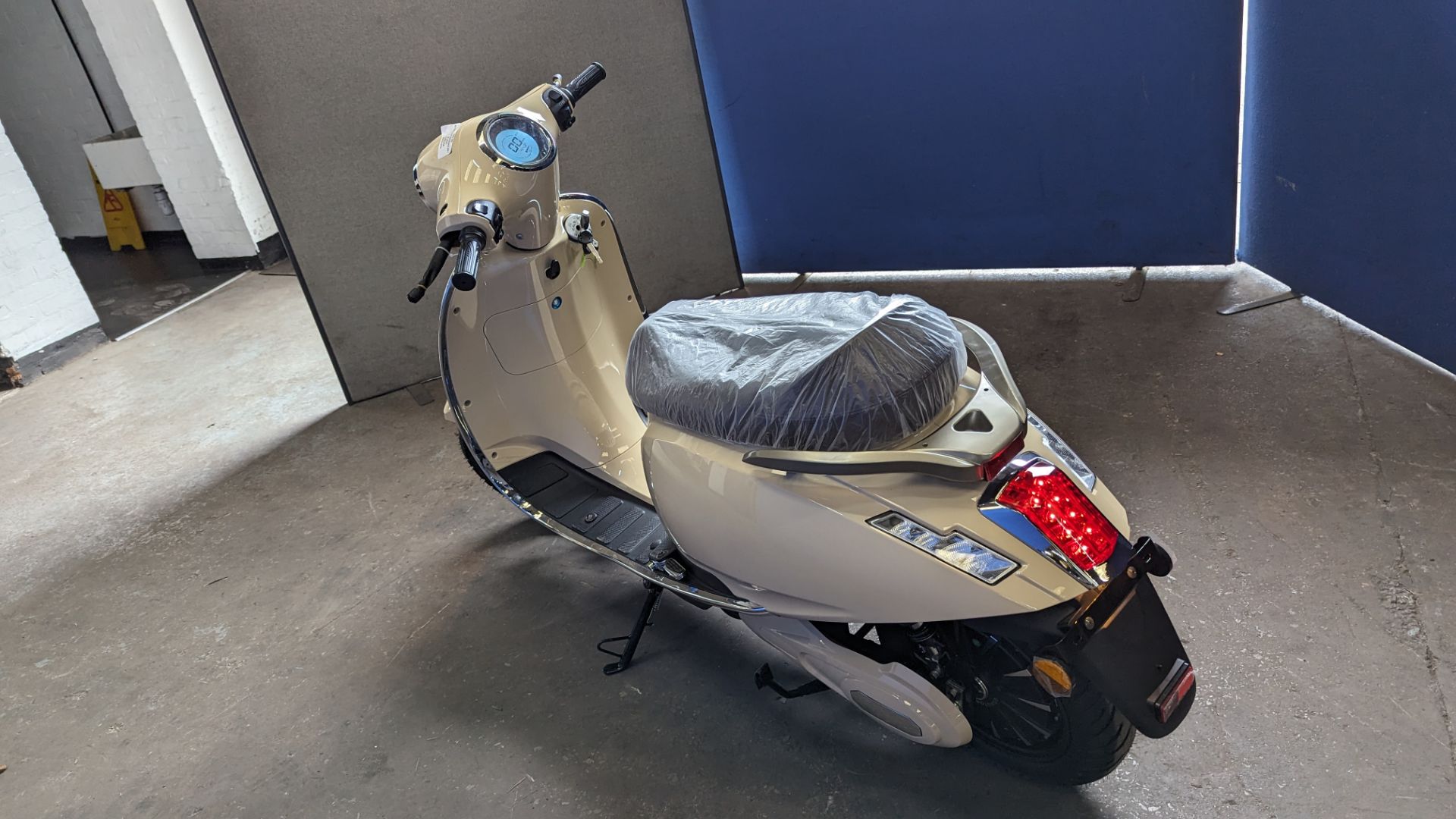 Model 30 Roma electric moped: 2000w brushless DC hub motor, CATL 48V 50Ah removable lithium battery - Image 2 of 22