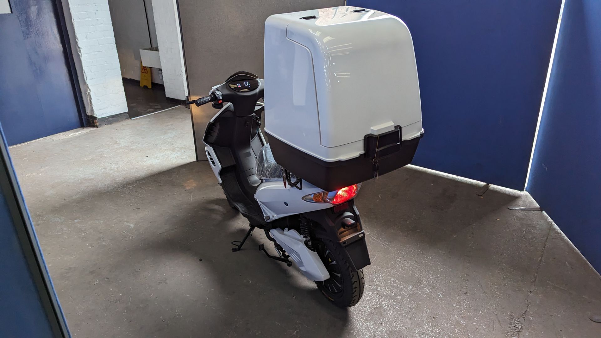 Model 30 Cargo electric delivery scooter: 3000w curved magnet brushless hub motor, CATL 72V 52Ah re - Image 3 of 26