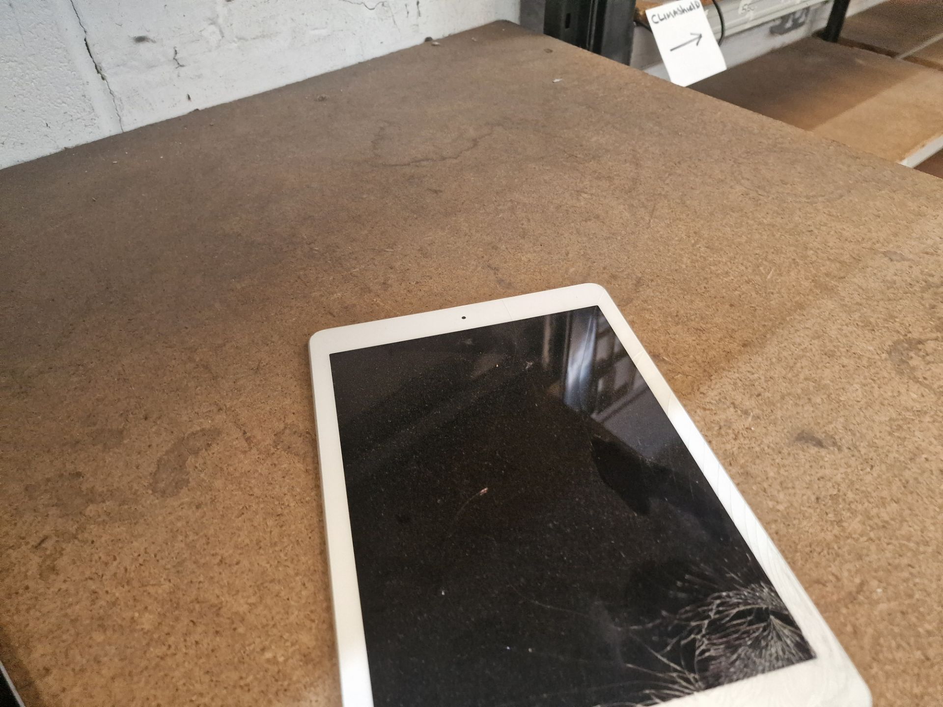 2 off assorted iPads - smashed screens - no ancillaries - Image 4 of 7