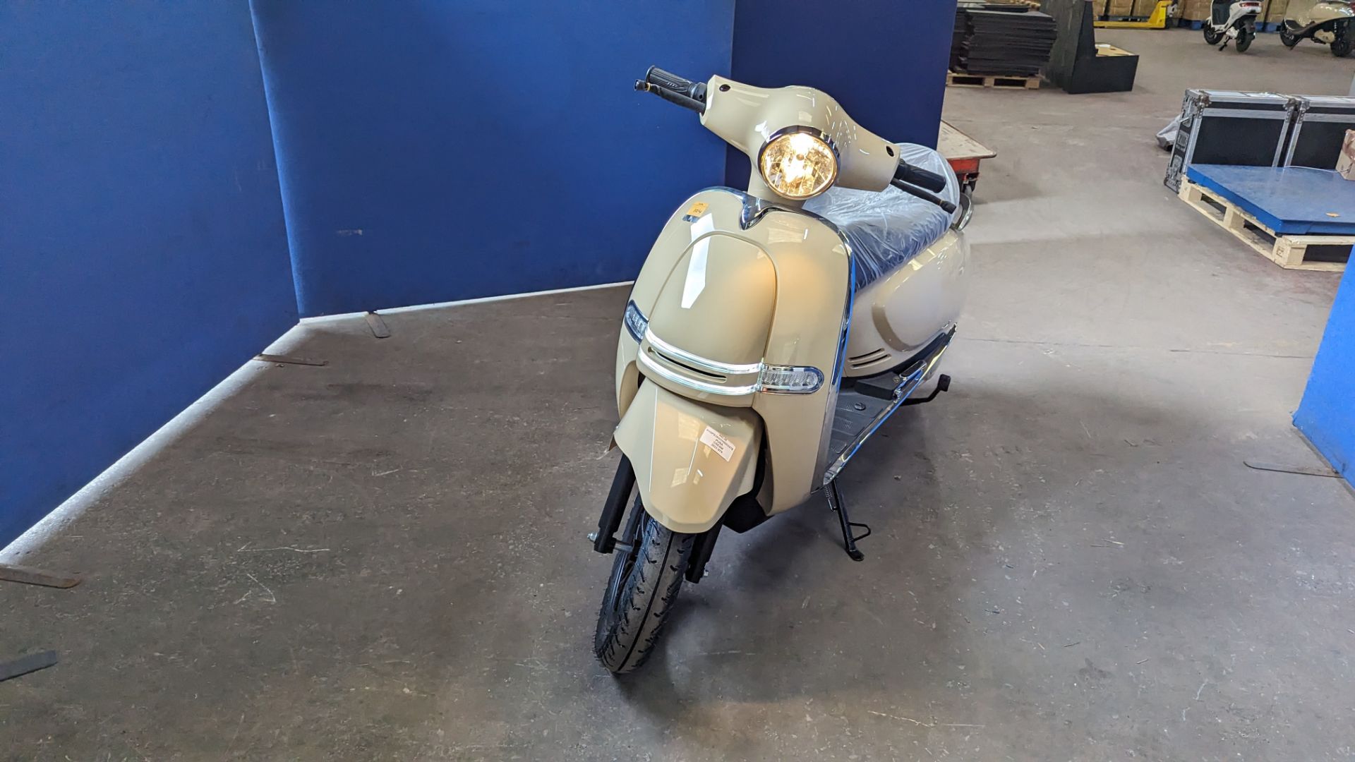 Model 30 Roma electric moped: 2000w brushless DC hub motor, CATL 48V 50Ah removable lithium battery - Image 2 of 22