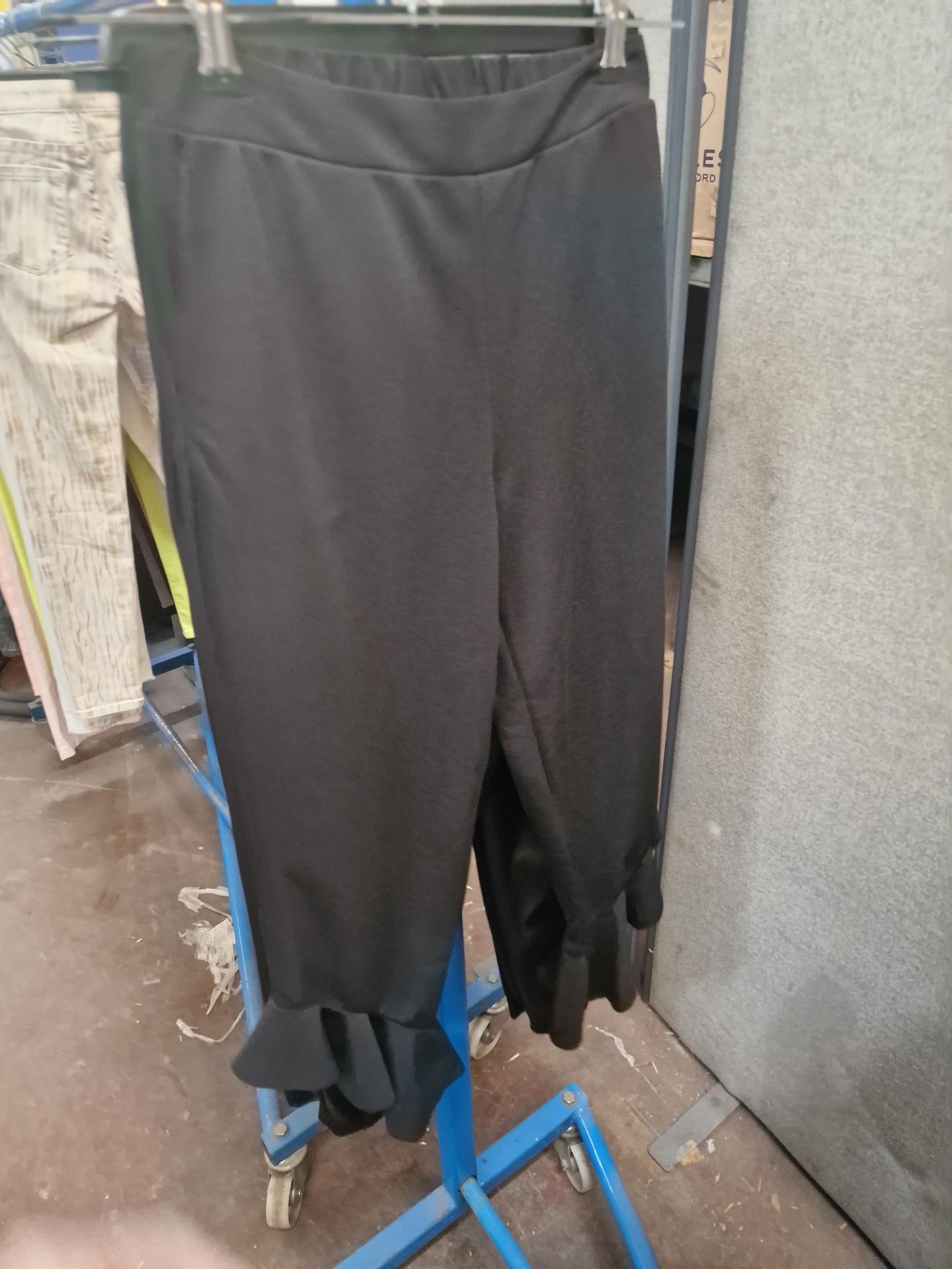 9 pairs of stretch trousers and similar - Image 7 of 10
