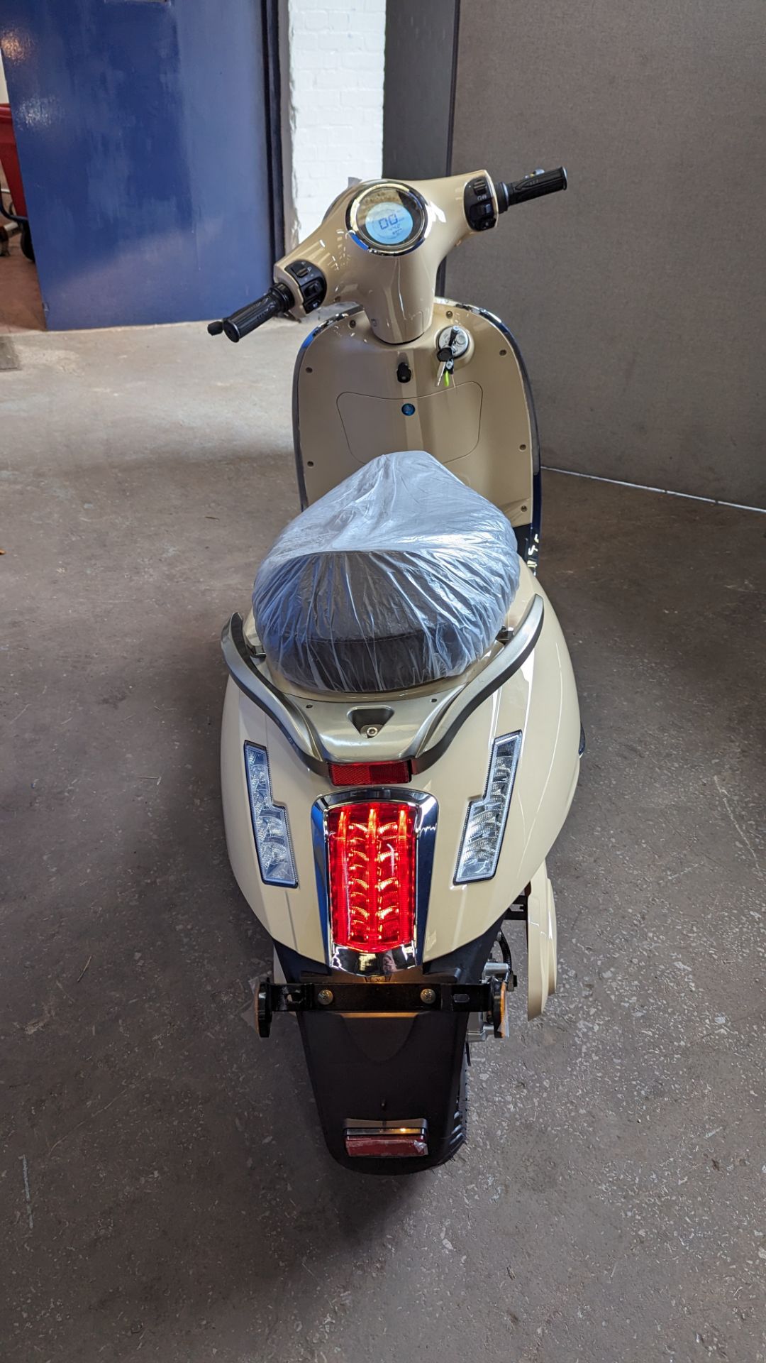 Model 30 Roma electric moped: 2000w brushless DC hub motor, CATL 48V 50Ah removable lithium battery - Image 3 of 22