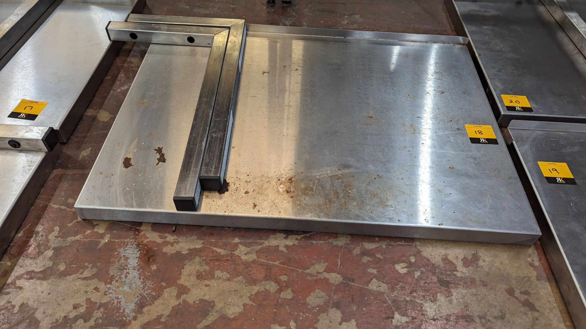 Stainless steel wall shelf with 2 brackets, measuring 700mm x 500mm - Image 3 of 3