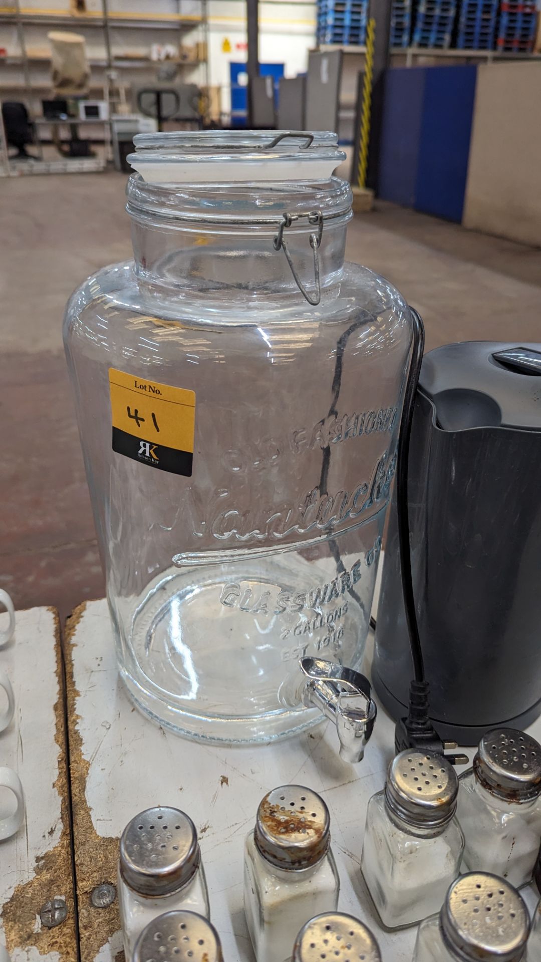 Mixed lot comprising large glass jar with dispensing tap plus cordless kettle - Image 5 of 5