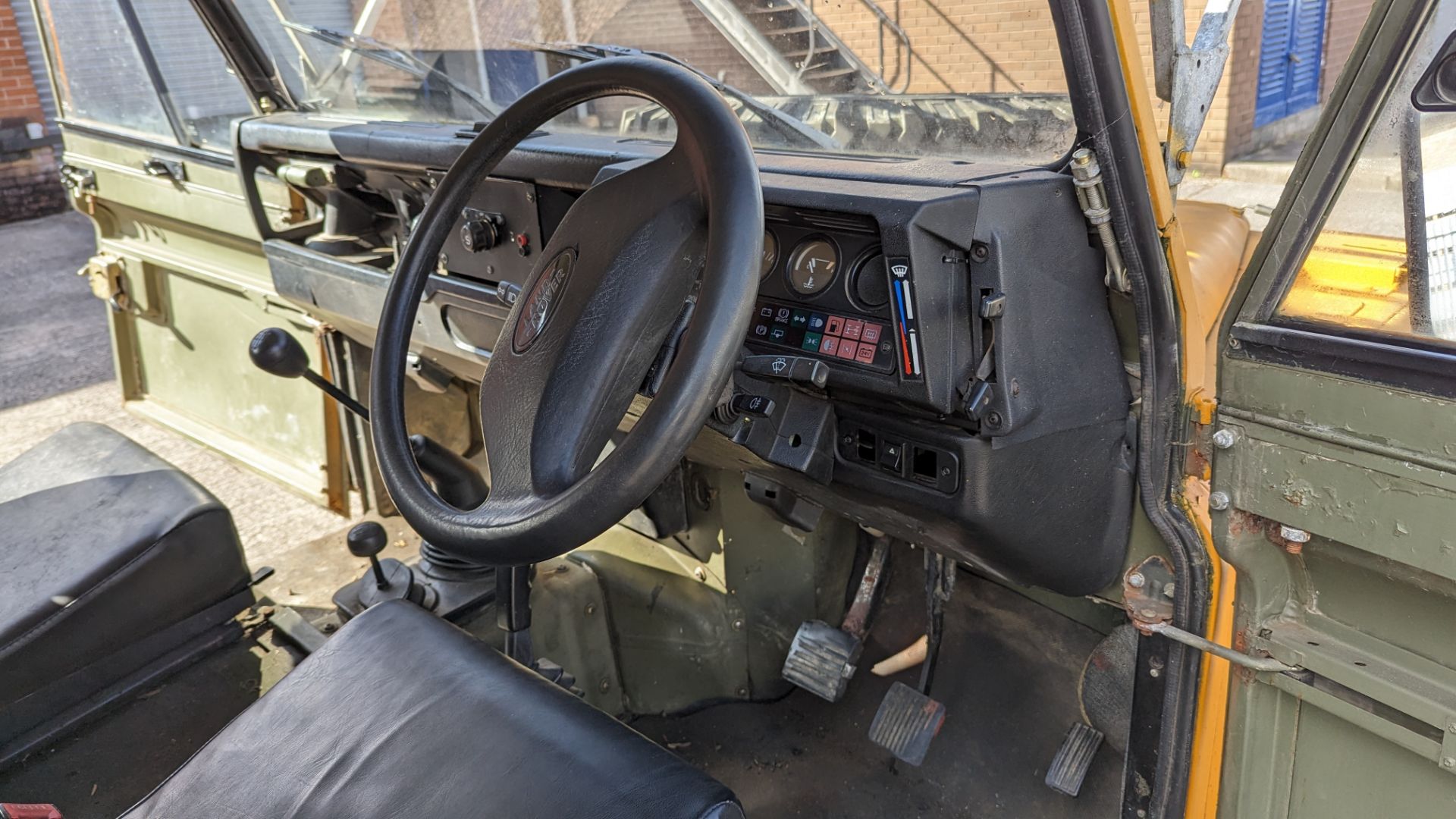 2003 Land Rover 110 Defender 4C Diesel with wood fired pizza oven - Image 33 of 48