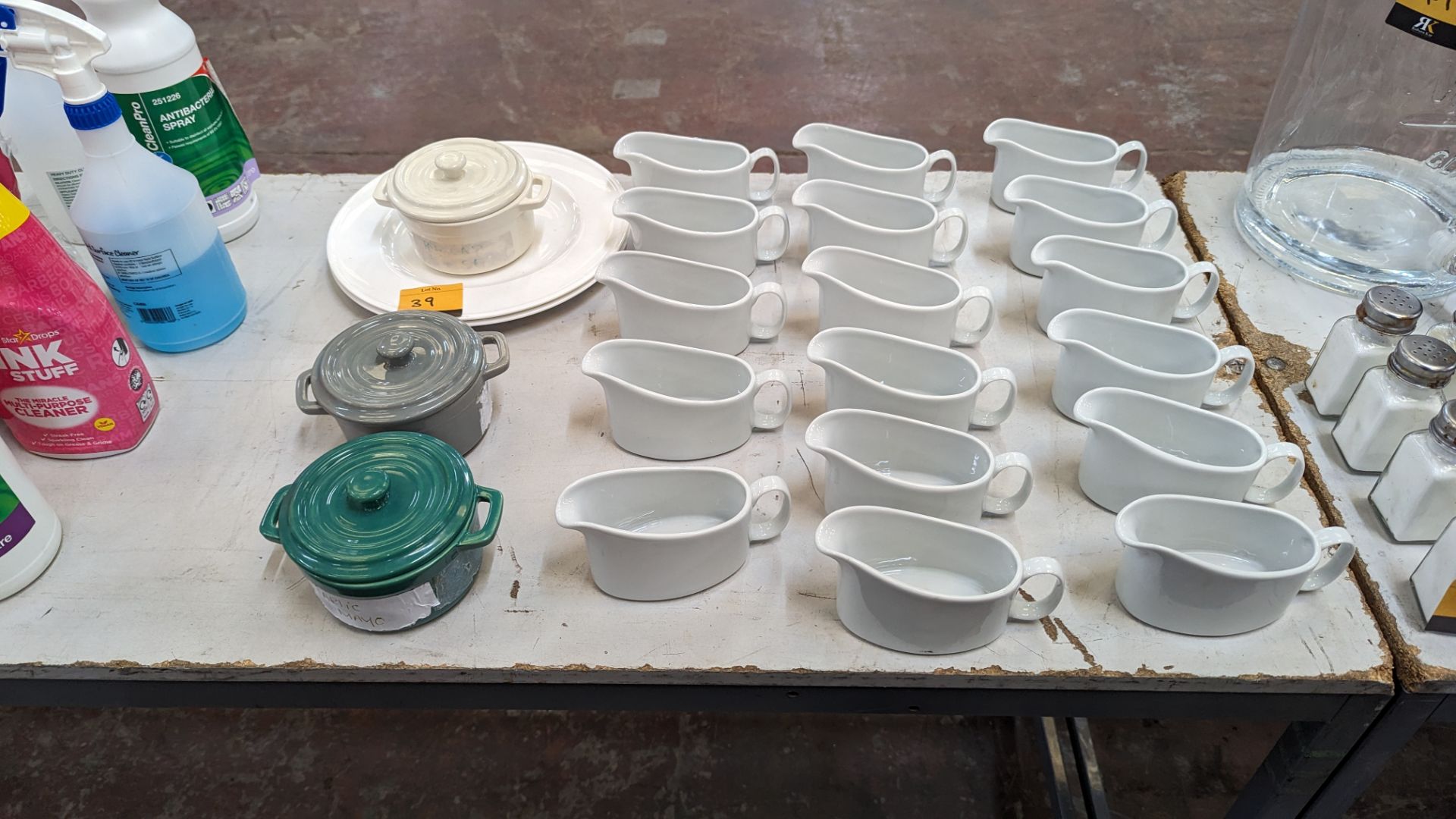 A mixed crockery lot comprising 17 gravy boats plus 3 small pots with lids and 2 dinnerplates - Image 7 of 7