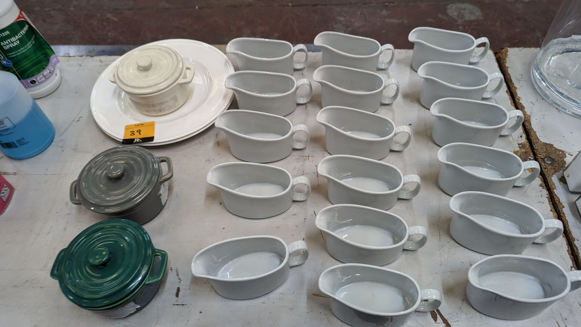 A mixed crockery lot comprising 17 gravy boats plus 3 small pots with lids and 2 dinnerplates - Image 6 of 7