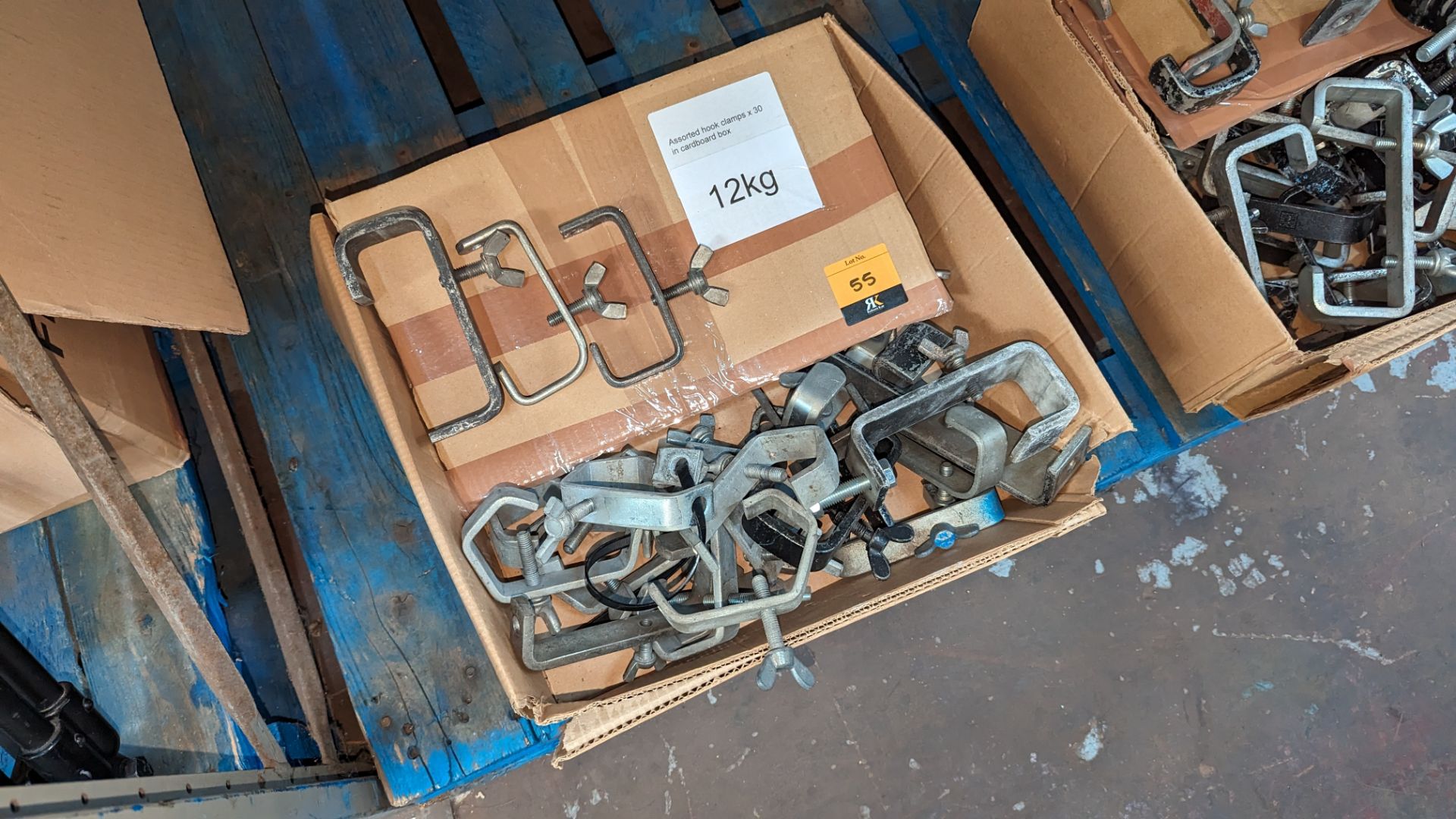 30 off assorted hook clamps in cardboard box. Total lot weight 12kg - Image 5 of 5