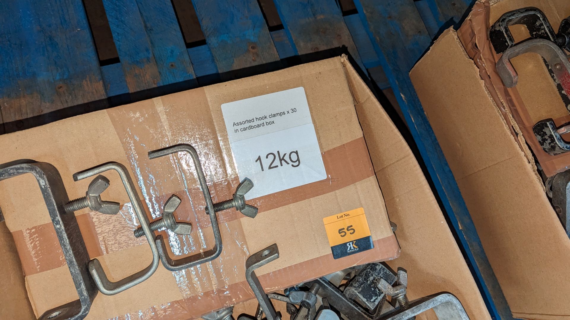 30 off assorted hook clamps in cardboard box. Total lot weight 12kg - Image 3 of 5