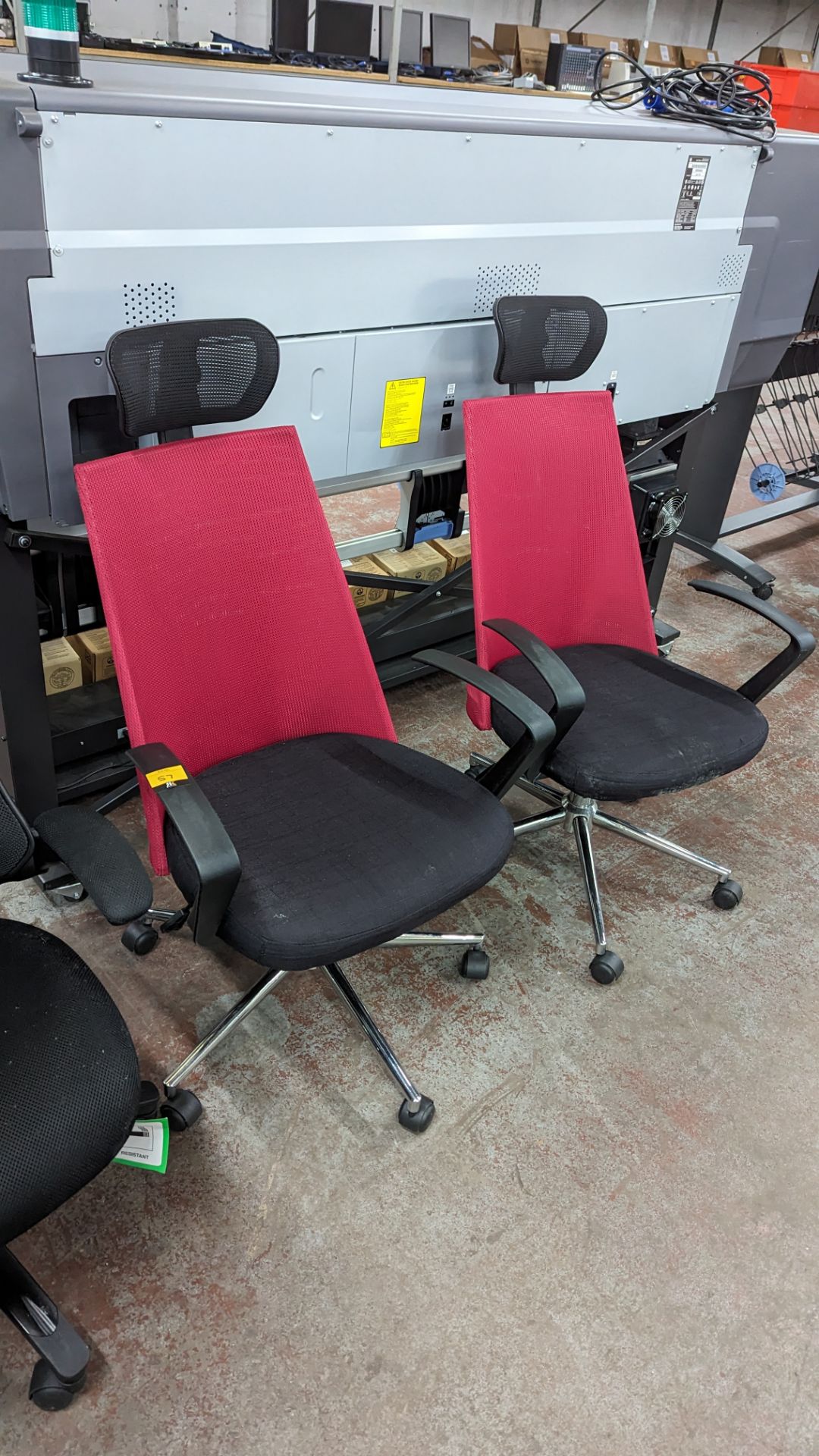 2 off matching modern black & magenta operator's chairs - Image 2 of 8