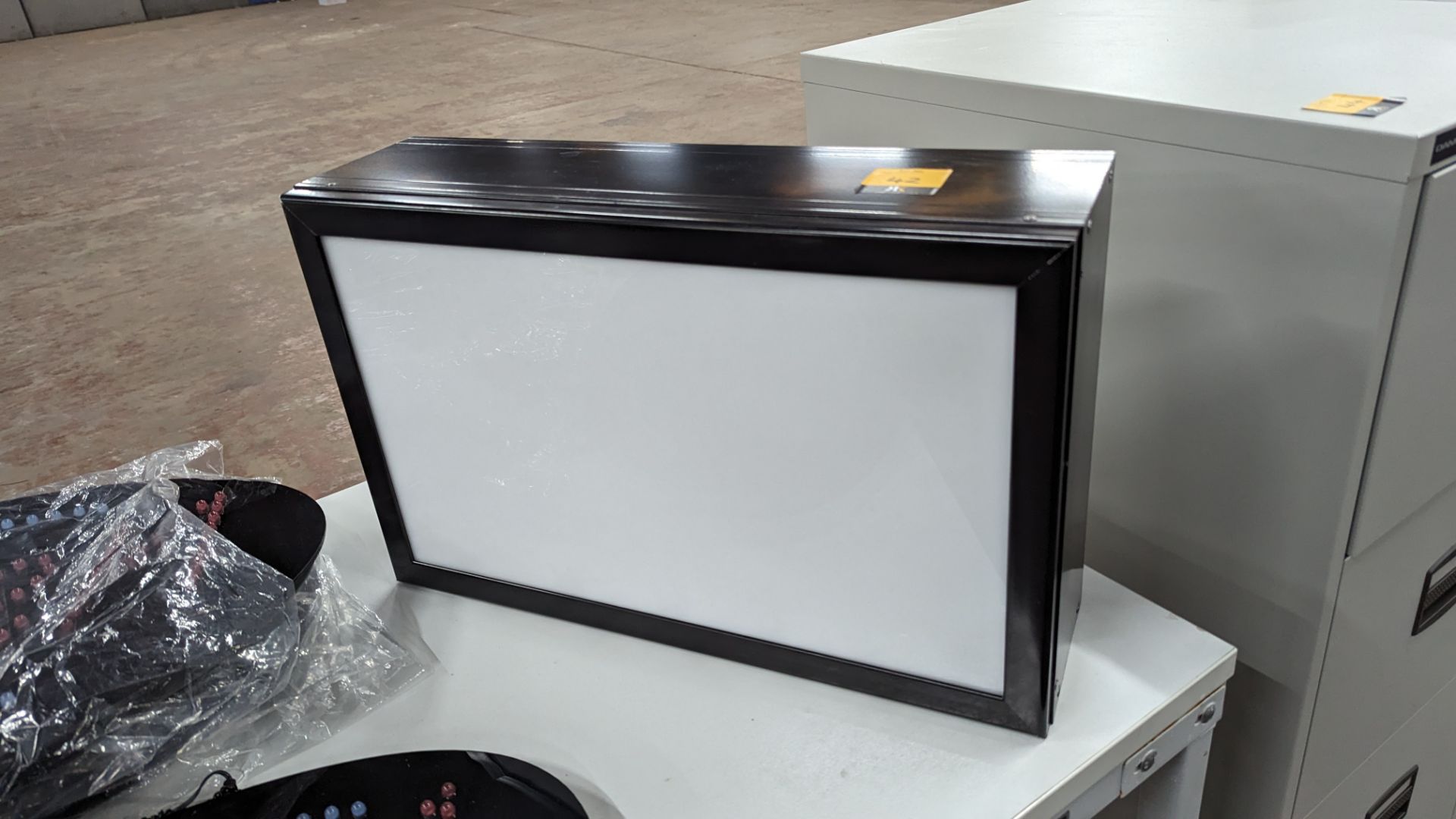 Light box measuring 560mm x 350mm x 165mm