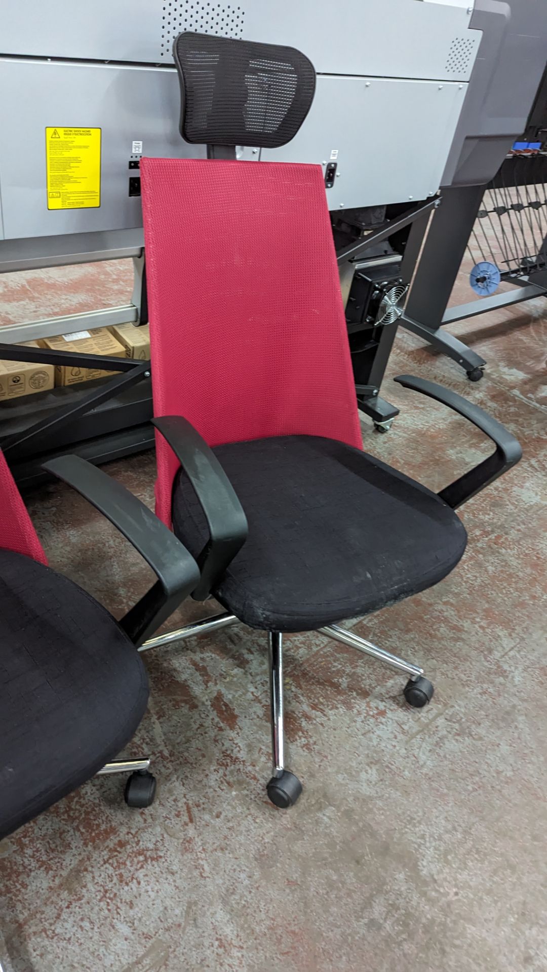 2 off matching modern black & magenta operator's chairs - Image 4 of 8