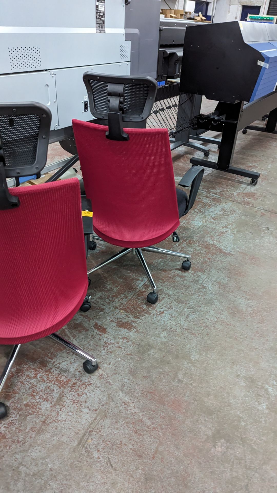 2 off matching modern black & magenta operator's chairs - Image 6 of 8