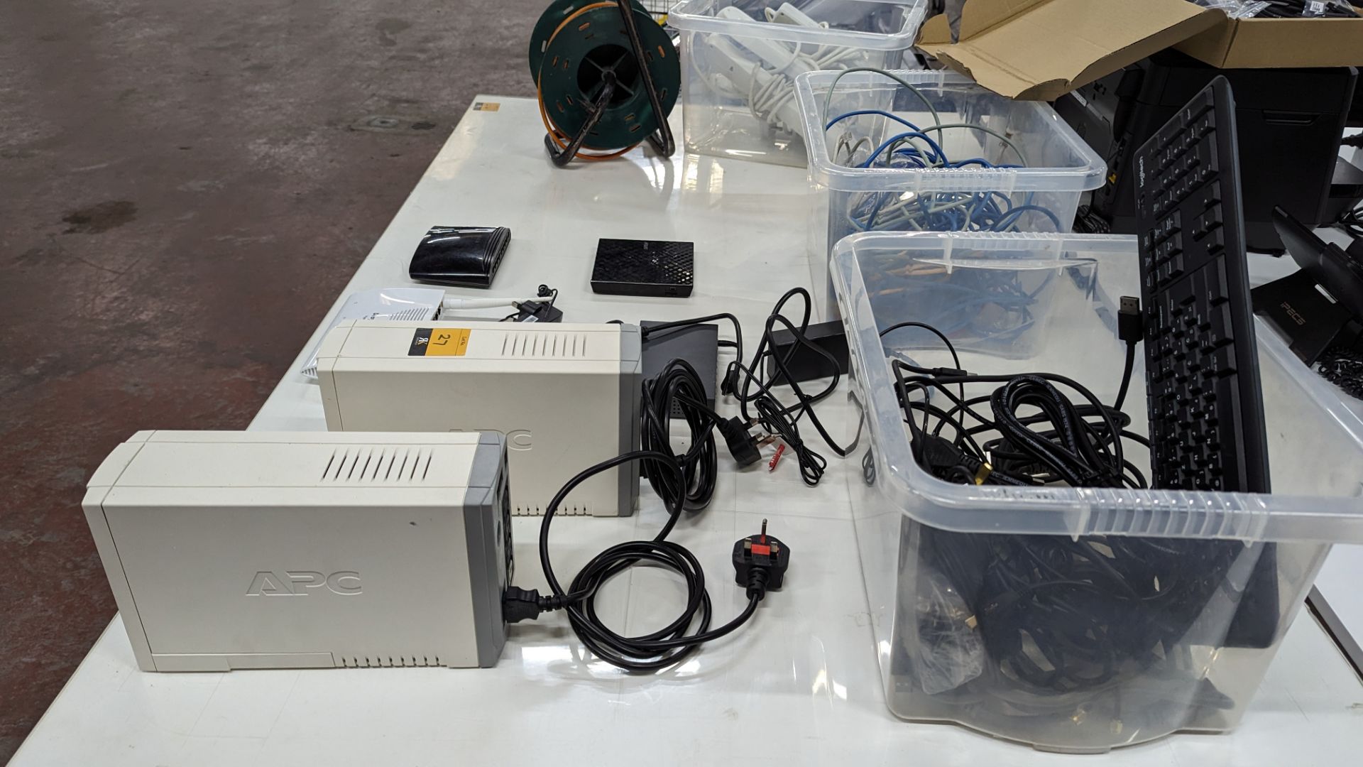 Assorted computer/networking items comprising 2 off PC battery back-ups, 4 off assorted wireless dev - Image 11 of 11