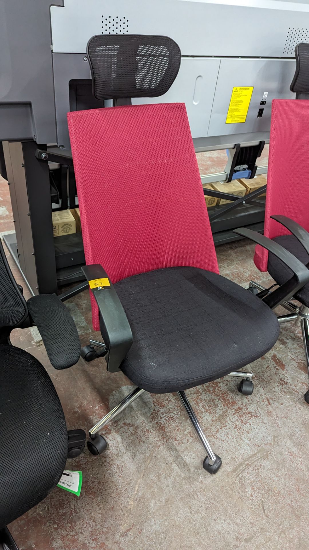 2 off matching modern black & magenta operator's chairs - Image 3 of 8