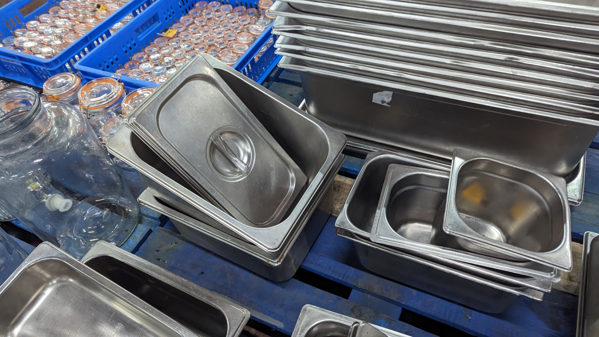 The contents of a pallet of assorted stainless steel trays, dishes, lids & more - approximately 43 i - Image 5 of 10