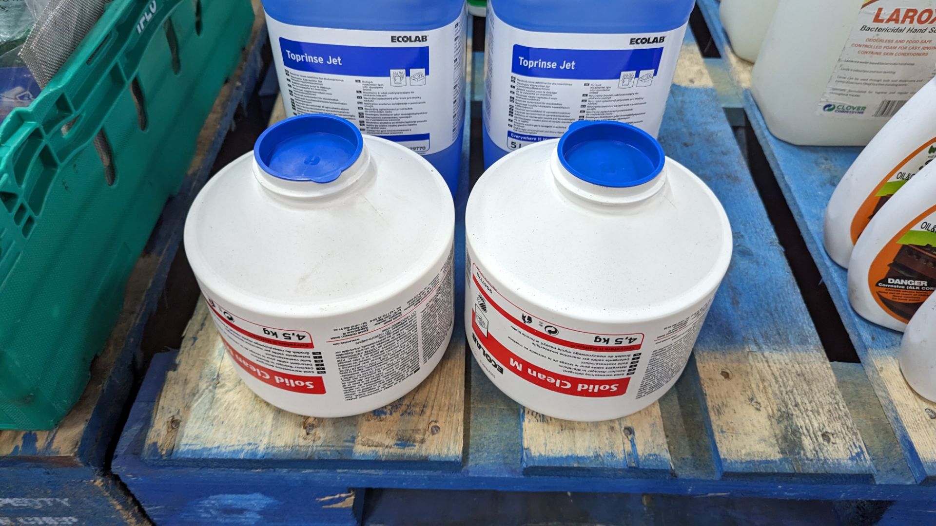 The contents of a pallet of cleaning fluids/solutions - Image 8 of 12