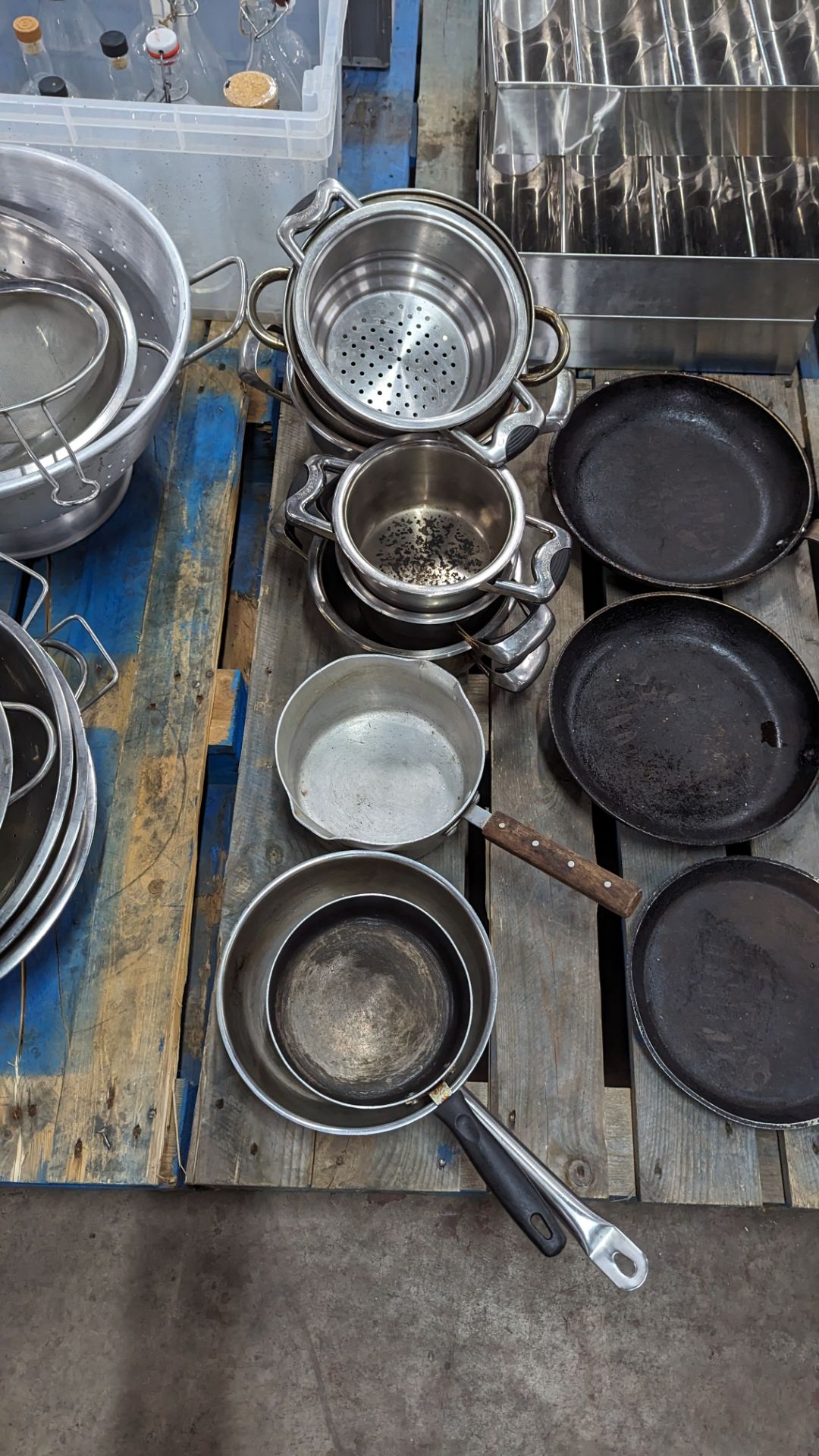 The contents of a pallet of assorted pans - 6 skillets plus 9 assorted saucepans & similar - Image 5 of 6