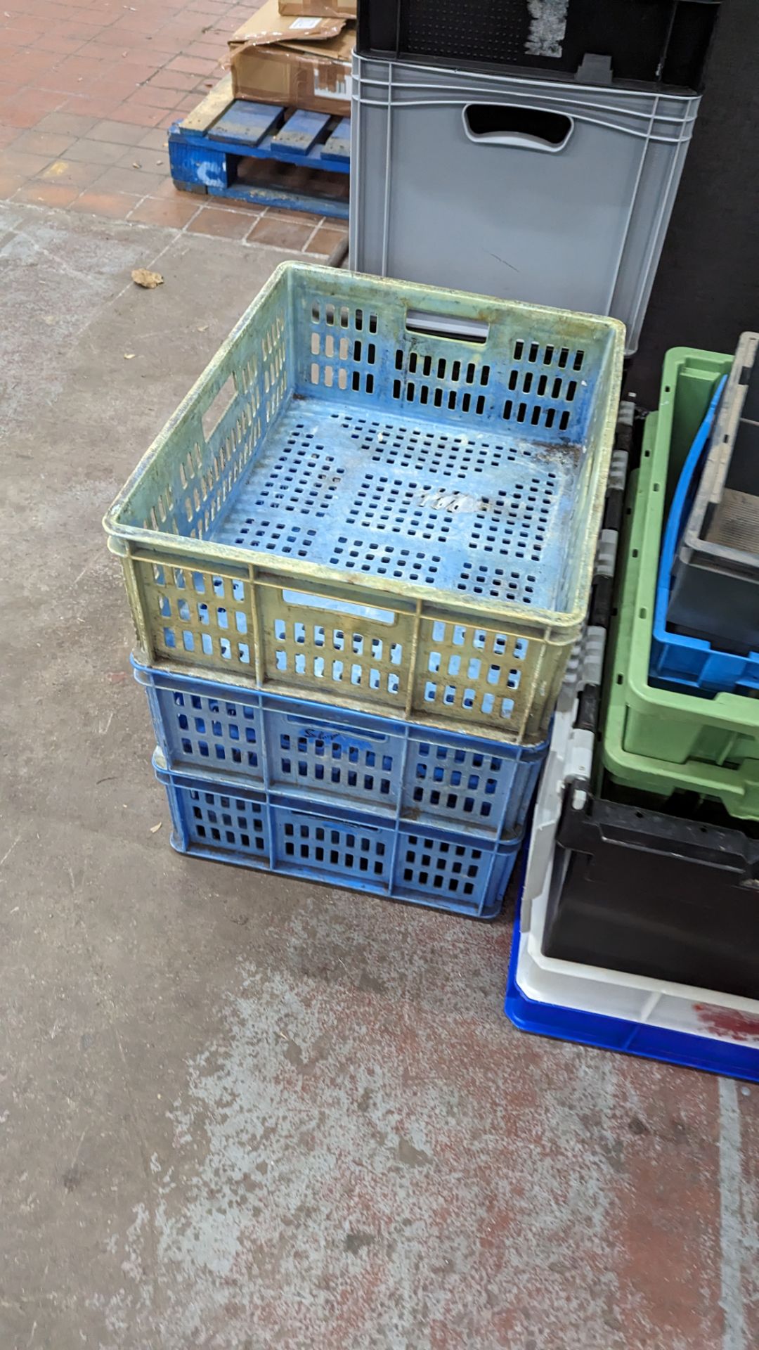 Large quantity of assorted plastic crates & tubs in 3 stacks - Image 4 of 5