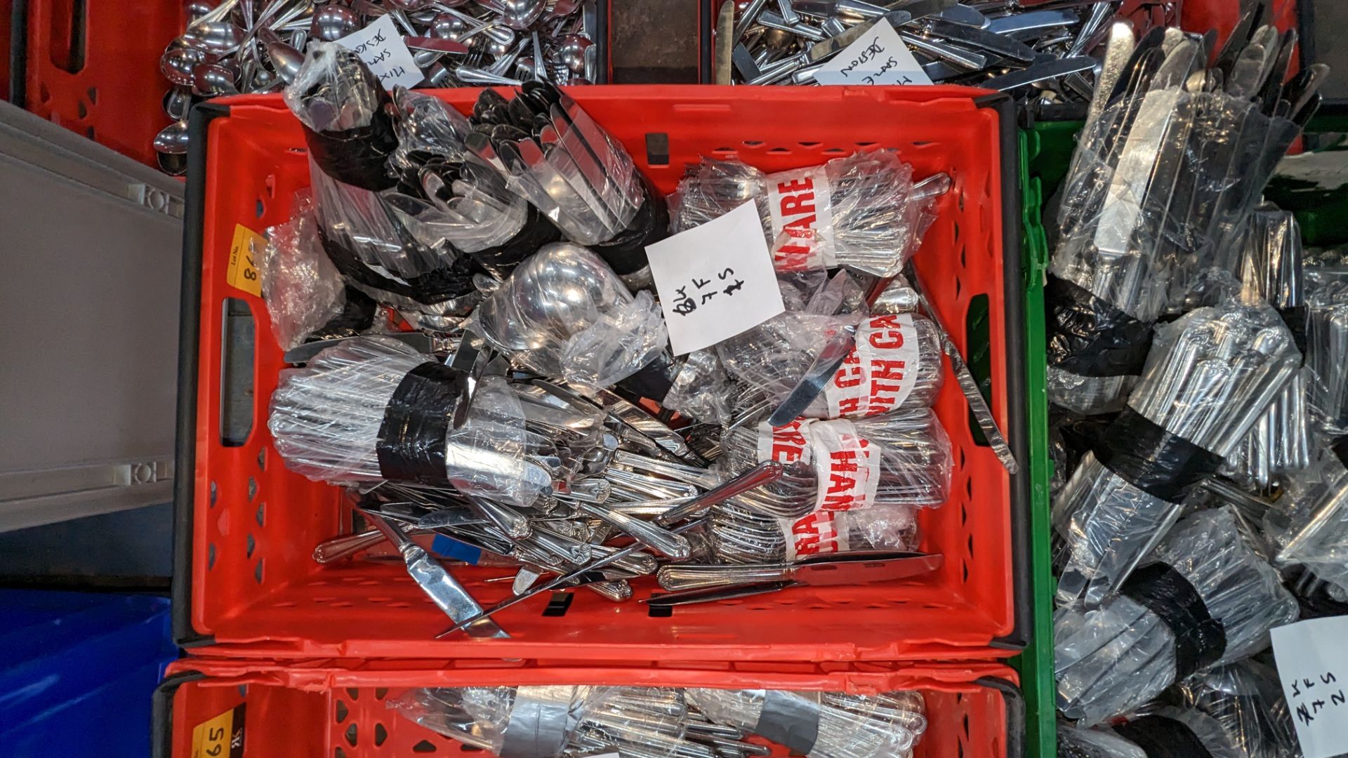 The contents of a crate of cutlery. Approximately 700 pieces, made up of 14 bags each with 50 piece - Image 2 of 6