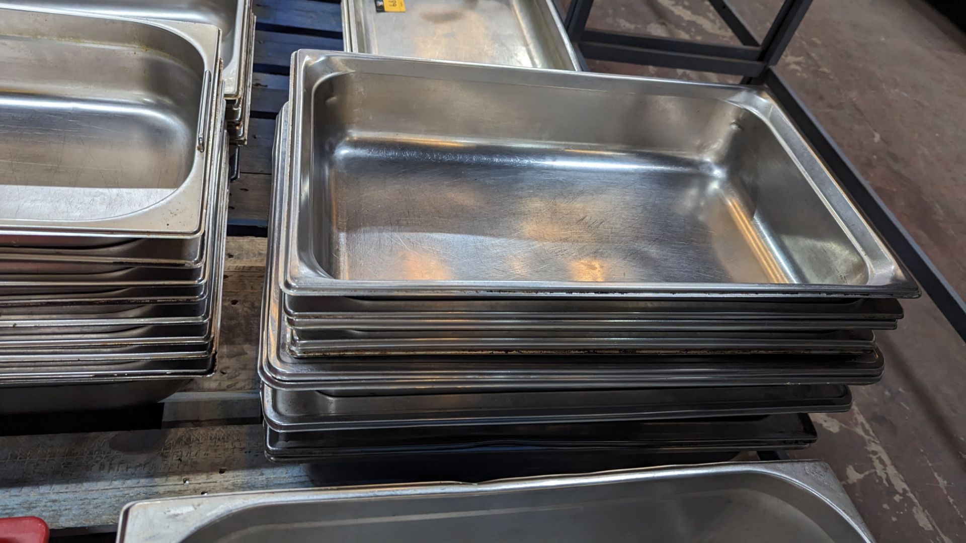 19 off assorted stainless steel trays - Image 4 of 6