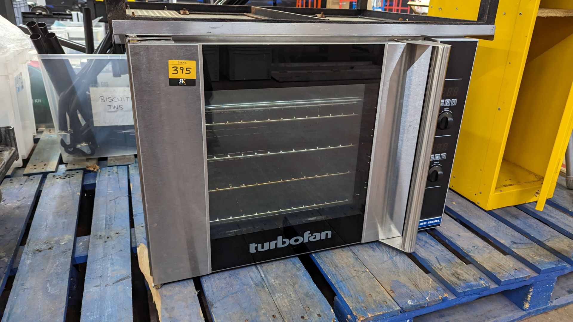 Blue Seal Turbofan convection oven model E31D4. Capacity for up to 4 full-size (1/1GN) Gastronorm p - Image 9 of 9