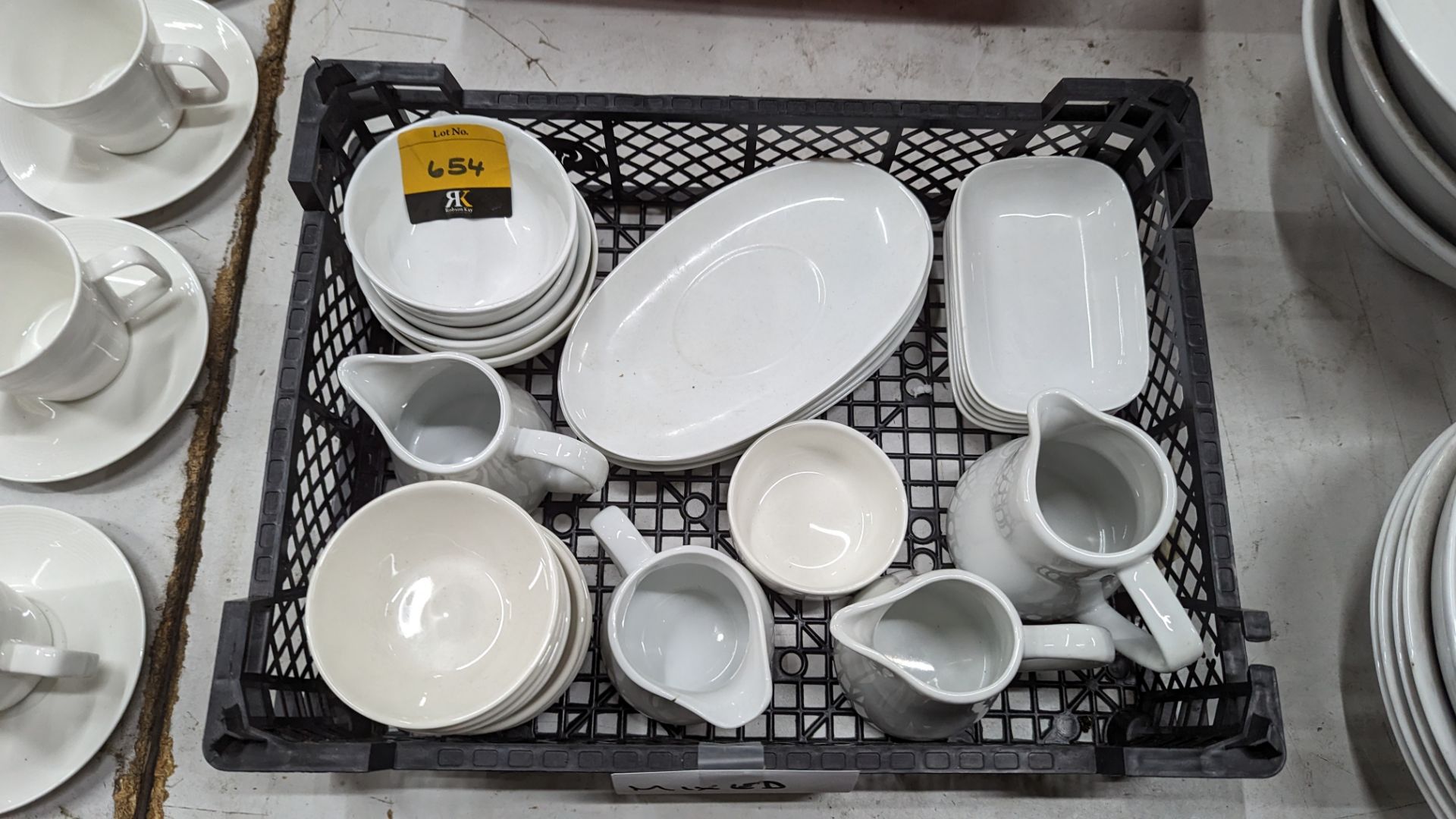 Tray of assorted items of crockery including jugs & bowls - Image 3 of 4