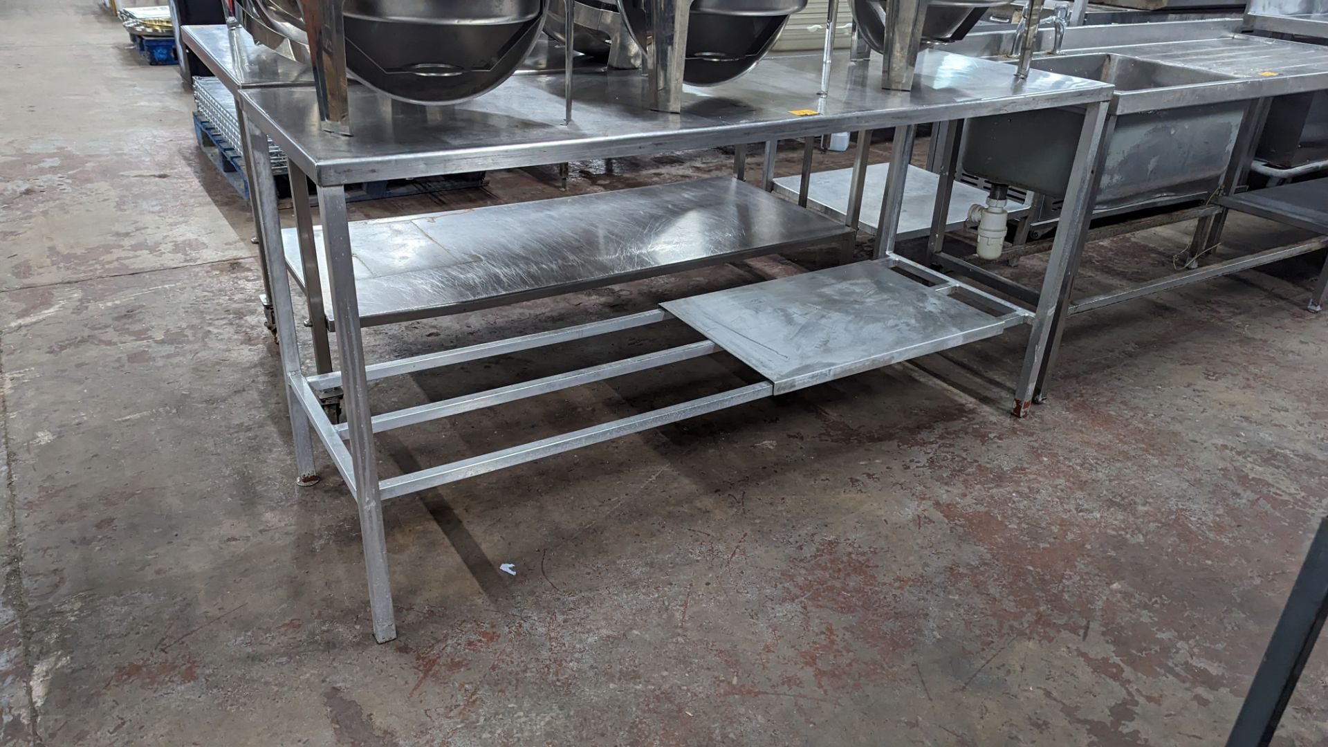 Large stainless steel table with grid section & movable shelf below. Max external dimensions 1770mm - Image 4 of 4