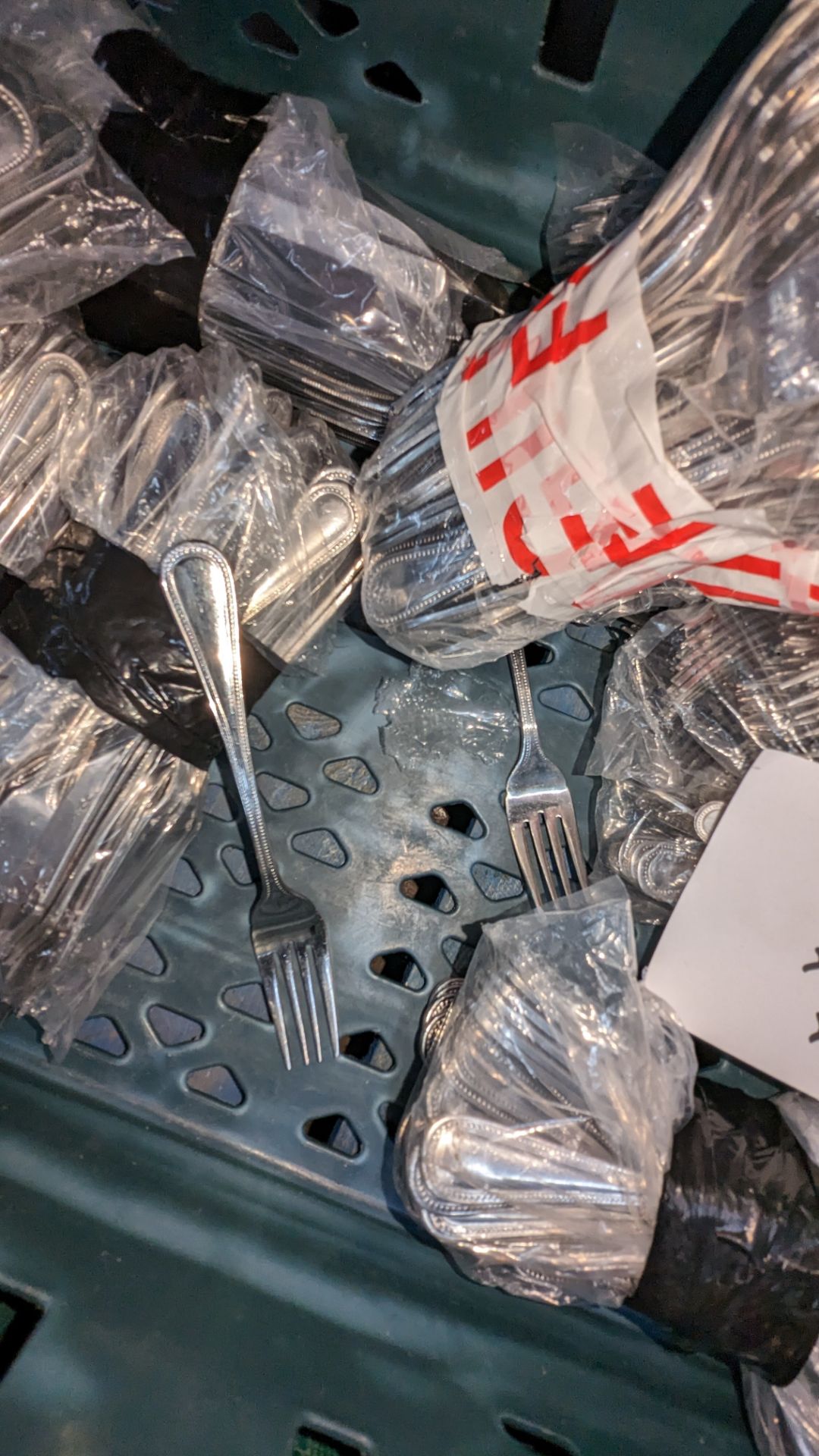 The contents of a crate of cutlery. Approximately 500 items in 10 bags of 50. This lot contains 3 - Image 5 of 5