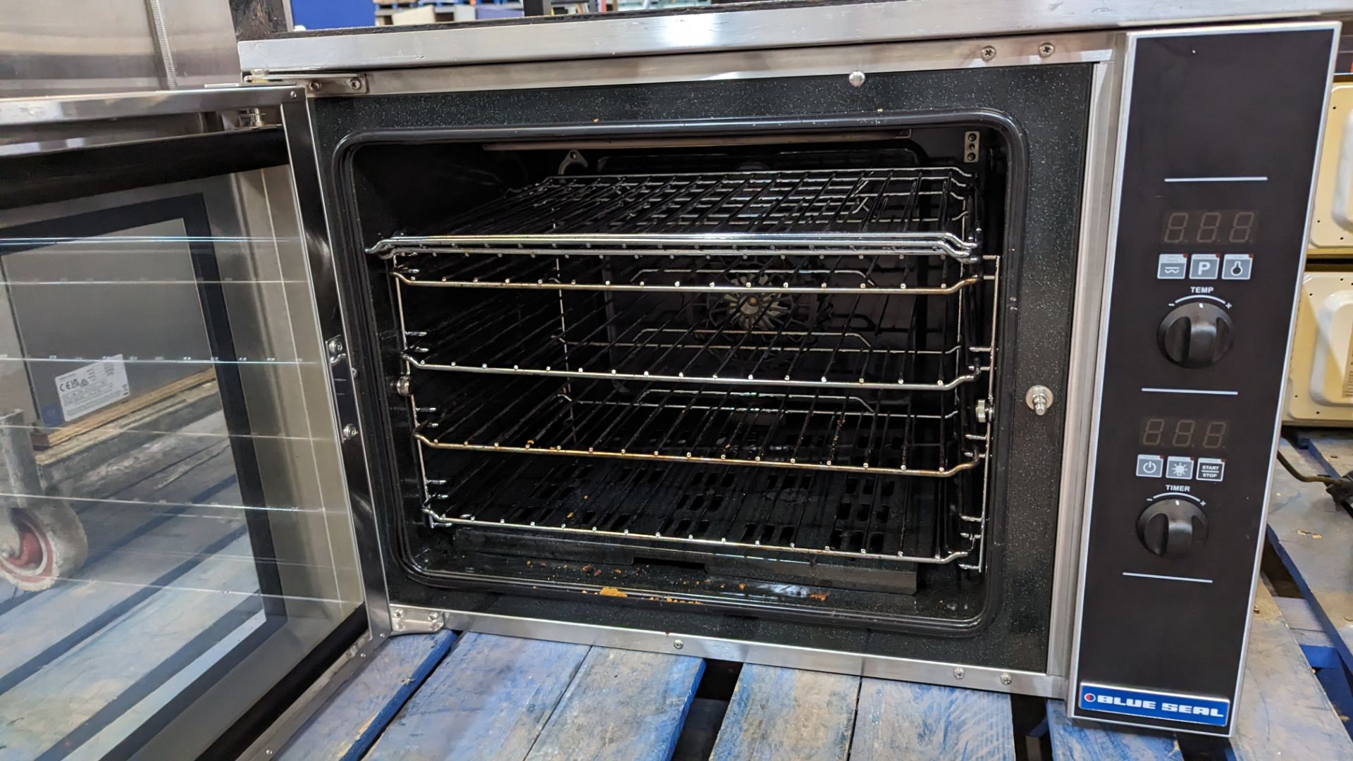 Blue Seal Turbofan convection oven model E31D4. Capacity for up to 4 full-size (1/1GN) Gastronorm p - Image 5 of 9