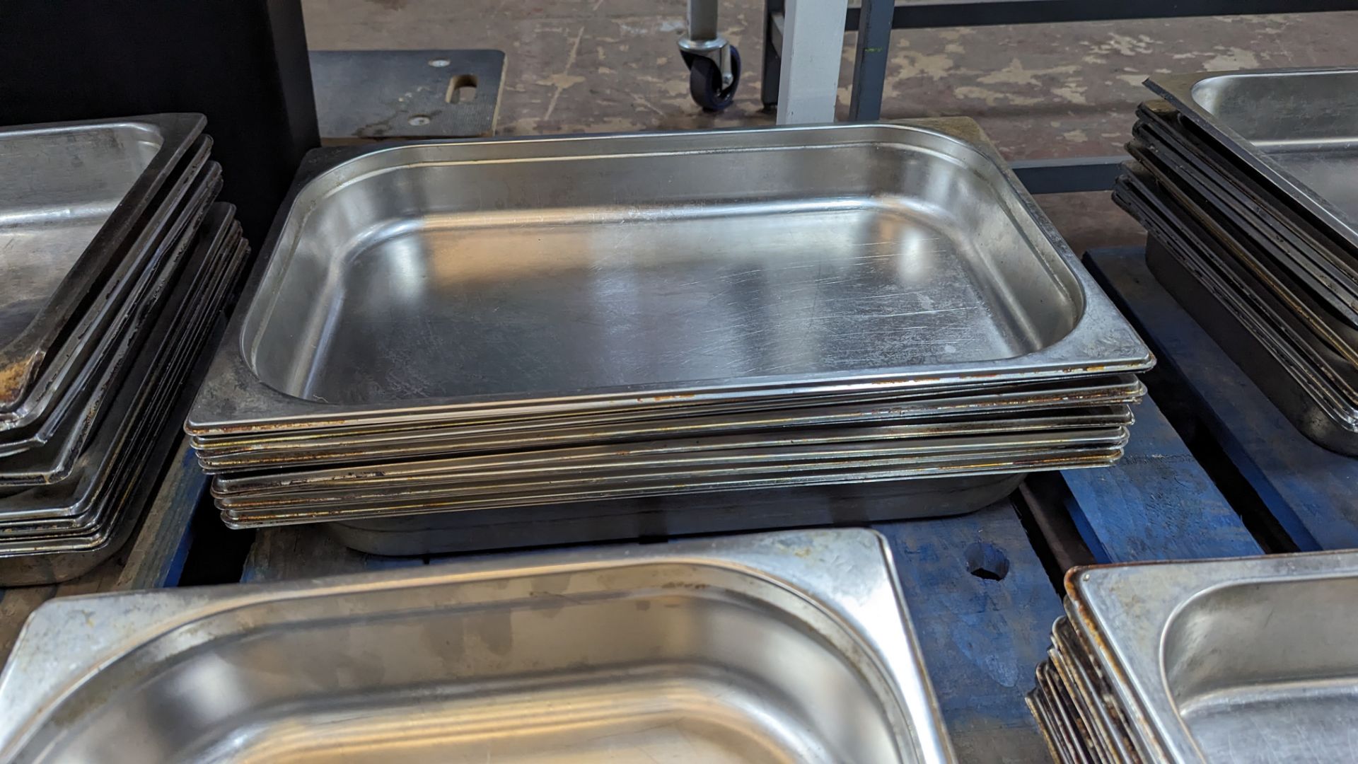 10 off stainless steel trays each measuring 530mm x 330mm x 70mm - Image 2 of 3