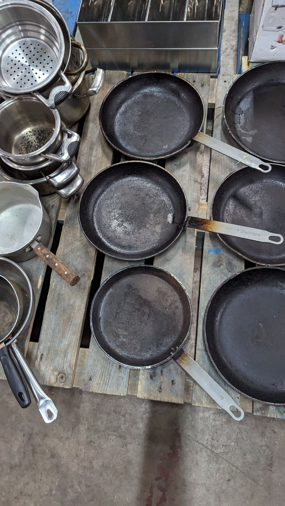The contents of a pallet of assorted pans - 6 skillets plus 9 assorted saucepans & similar - Image 4 of 6