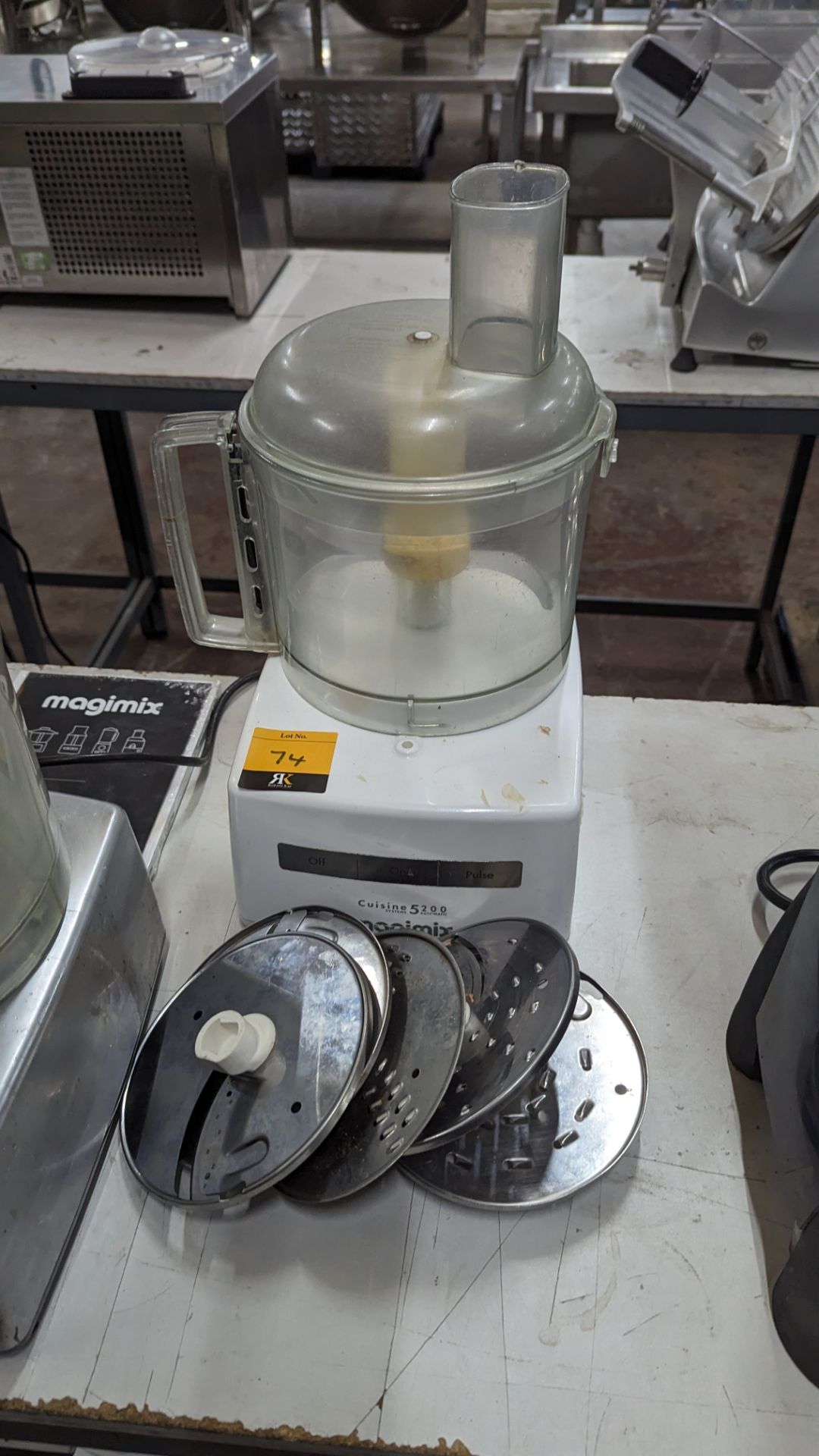 Mixed appliance lot comprising Magimix 5200 & 5200XL food processors plus salad spinner & domestic m - Image 4 of 10